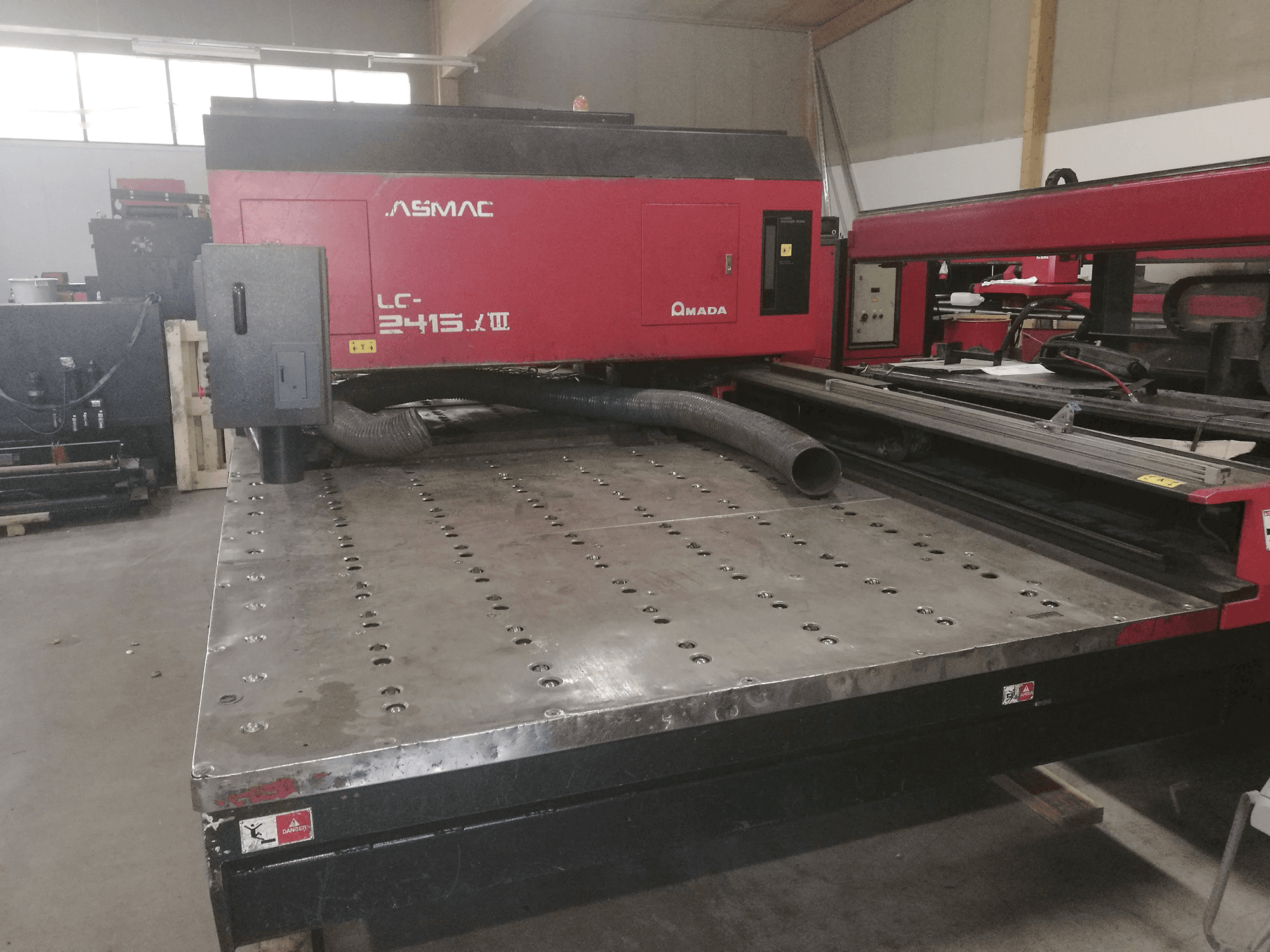 Makine AMADA - Önden görünüm LC 2415 α3