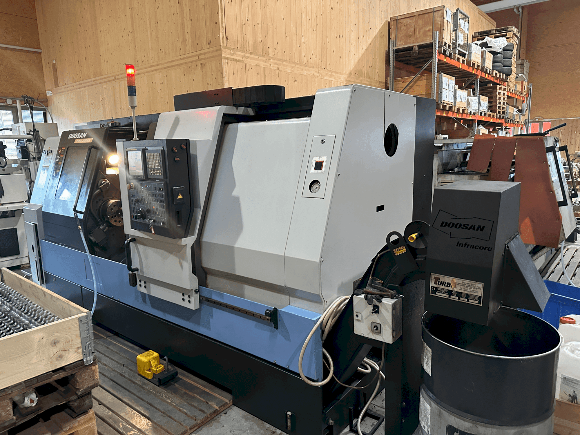 Makine DOOSAN Puma 2500XLY - Önden görünüm