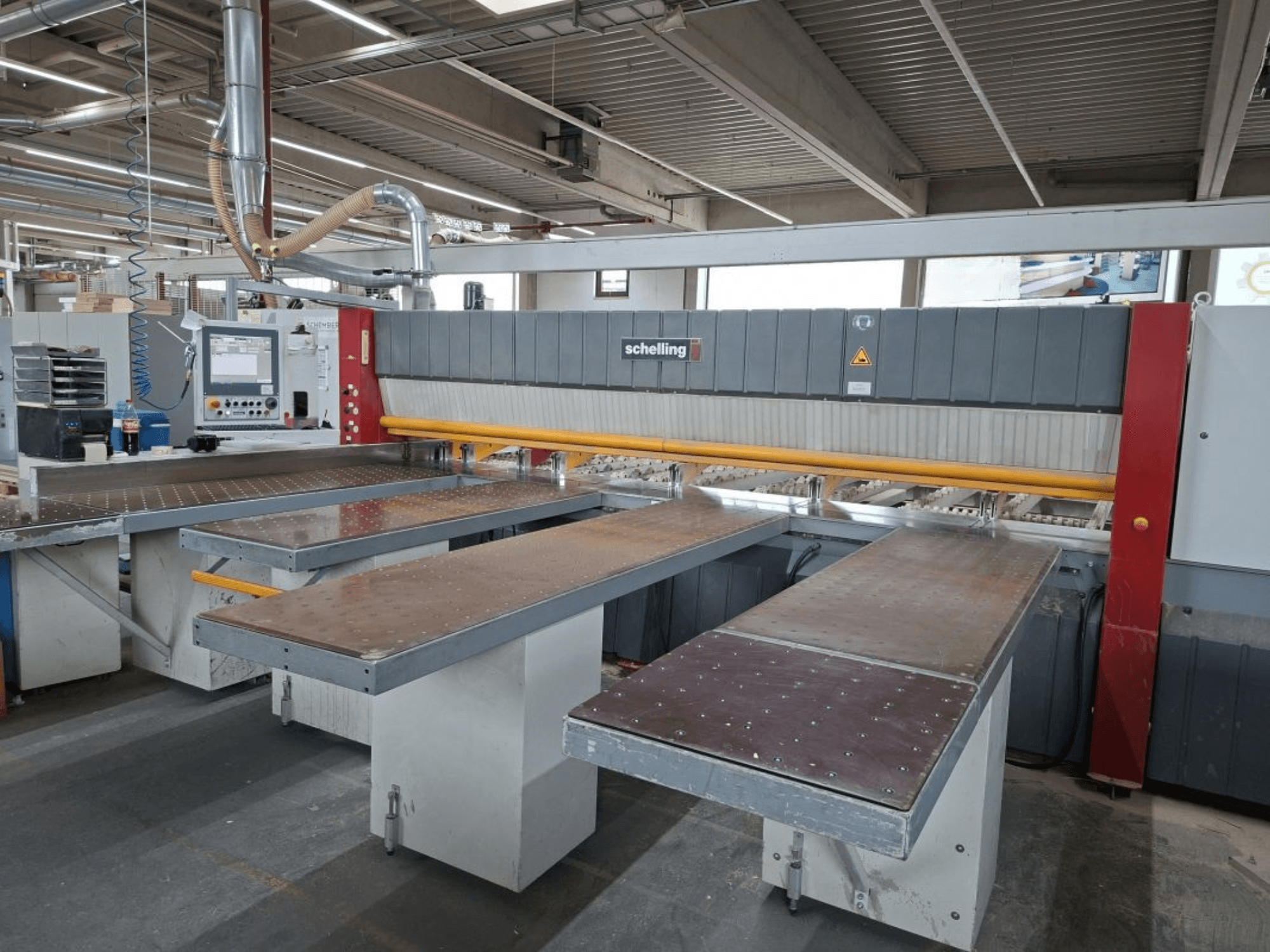 Atölyede SCHELLING FH 4 panel testere, çift uzatılmış tabla ve kontrol paneli sergileniyor. Operasyonel kurulumu vurgulayan önden görünüm.