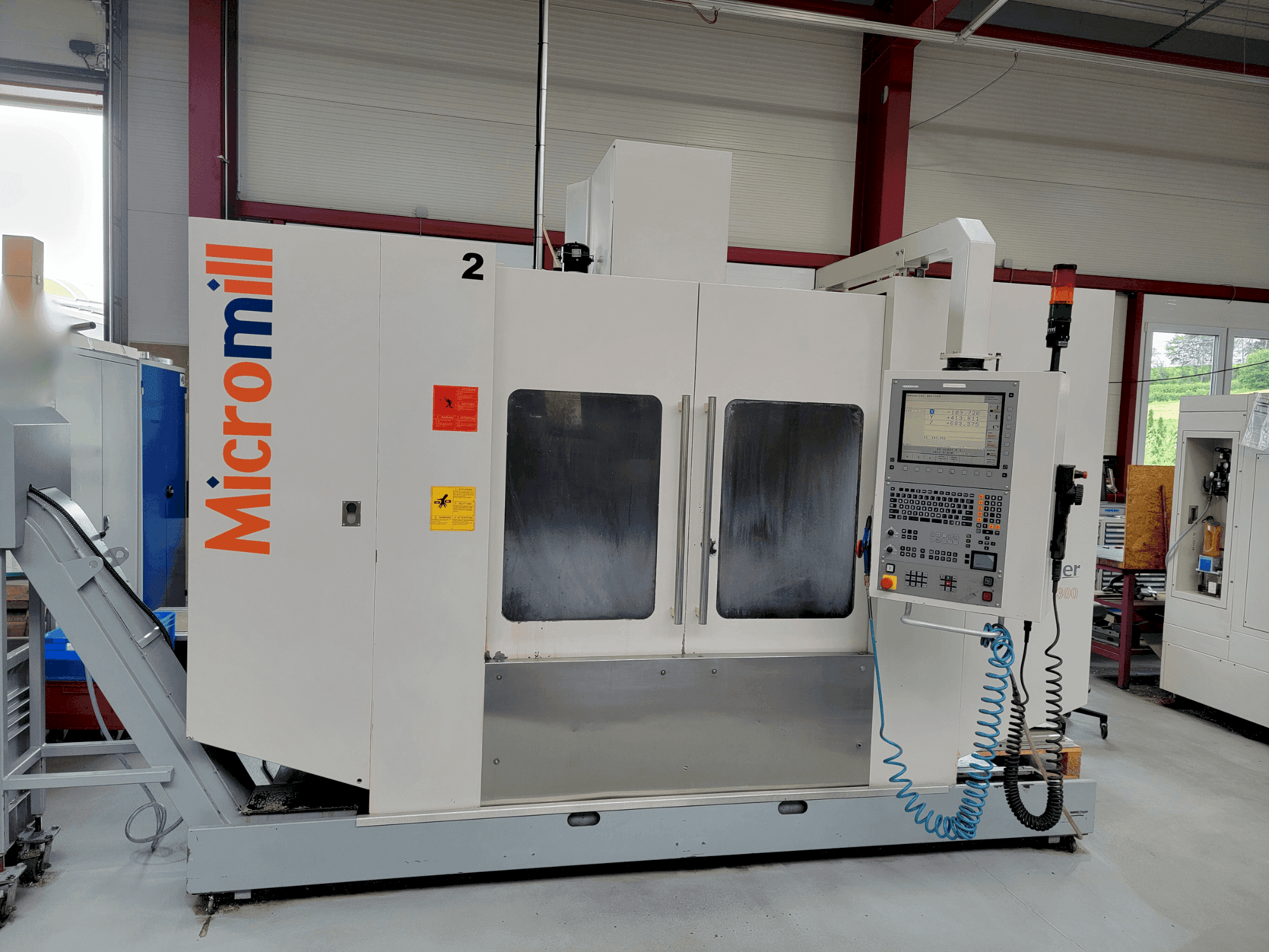 Makine BUFFALO Micromill VMC 1300 - Önden görünüm