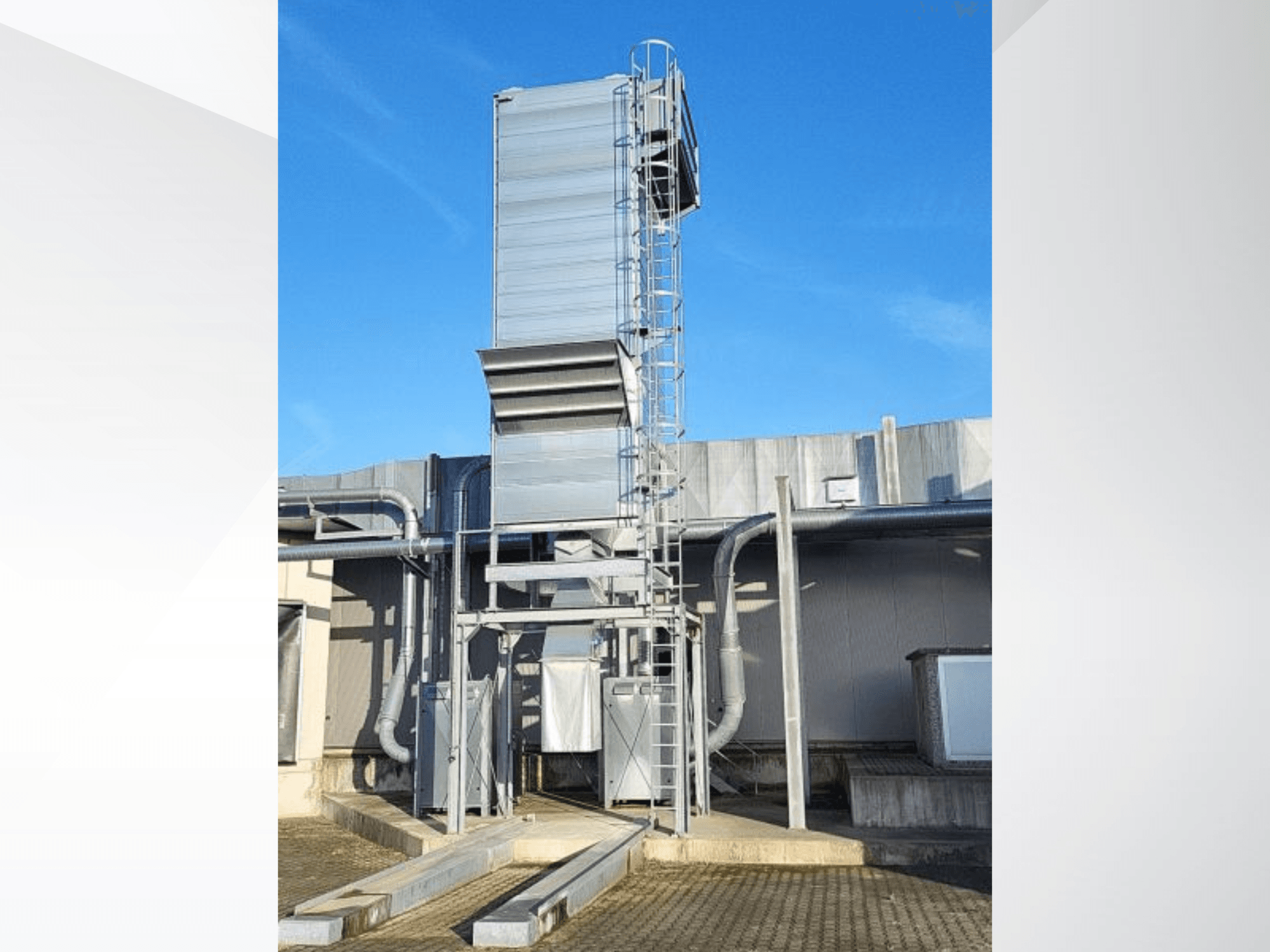 SCHUKO Solo-160-2323/30/182/BD ahşap makinesine önden bakıldığında metalik yapı ve erişim merdiveni görülmektedir.