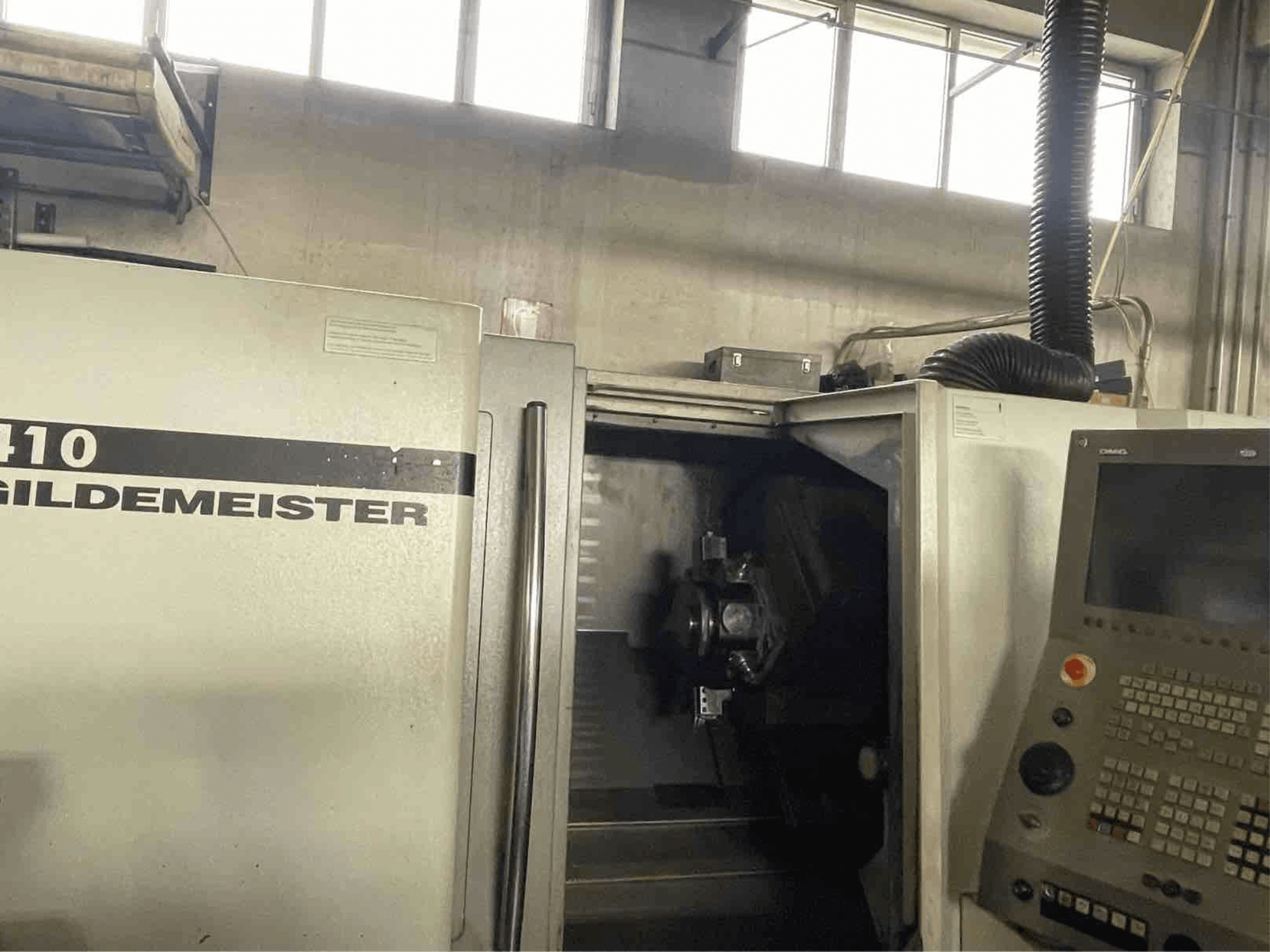 DMG CTX410 yatay torna makinesi, önden görünüm, kontrol panelini ve içindeki görünür işleme bileşenlerini gösterir.