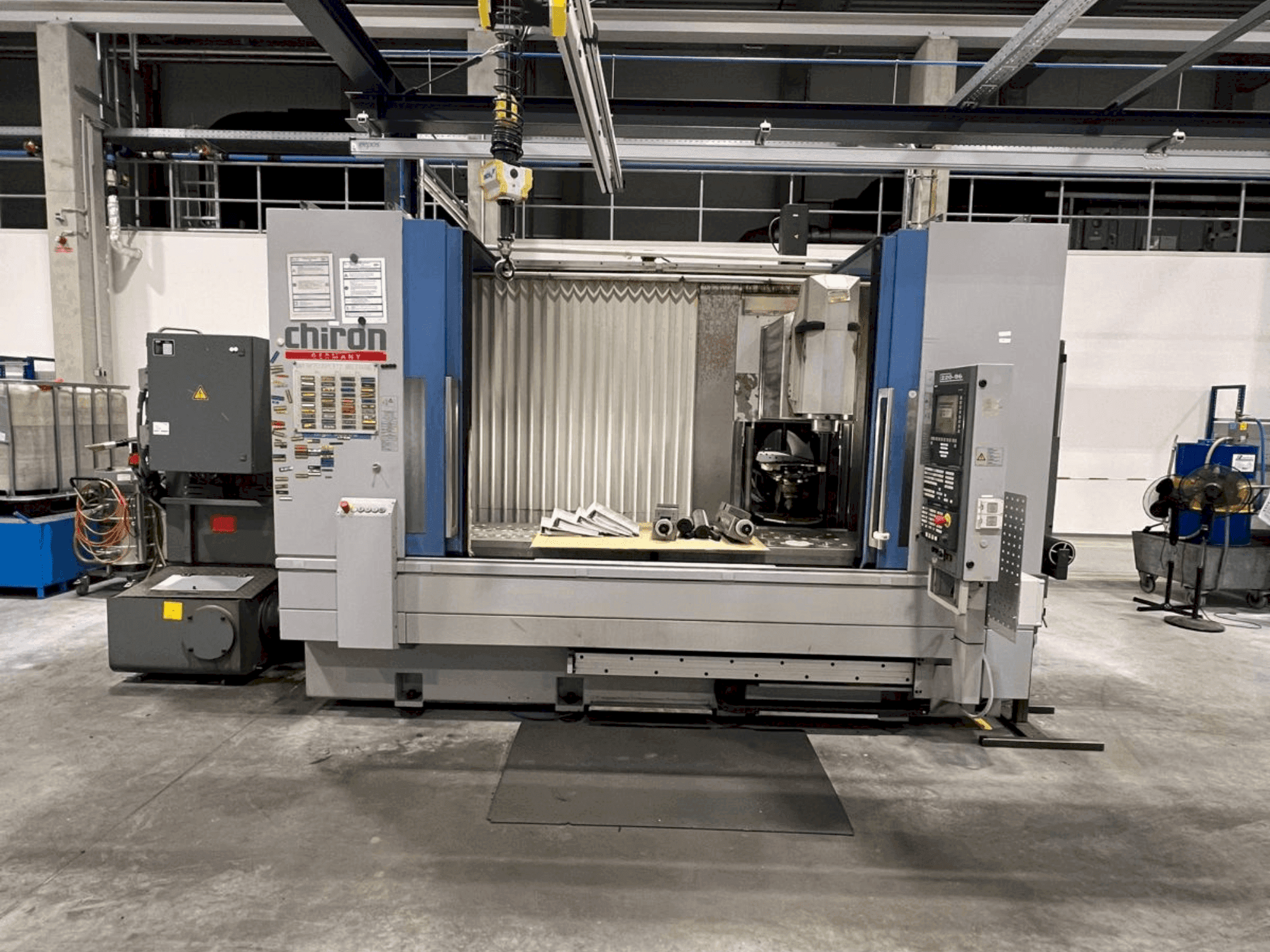 Makine CHIRON Mill 2000 - Önden görünüm