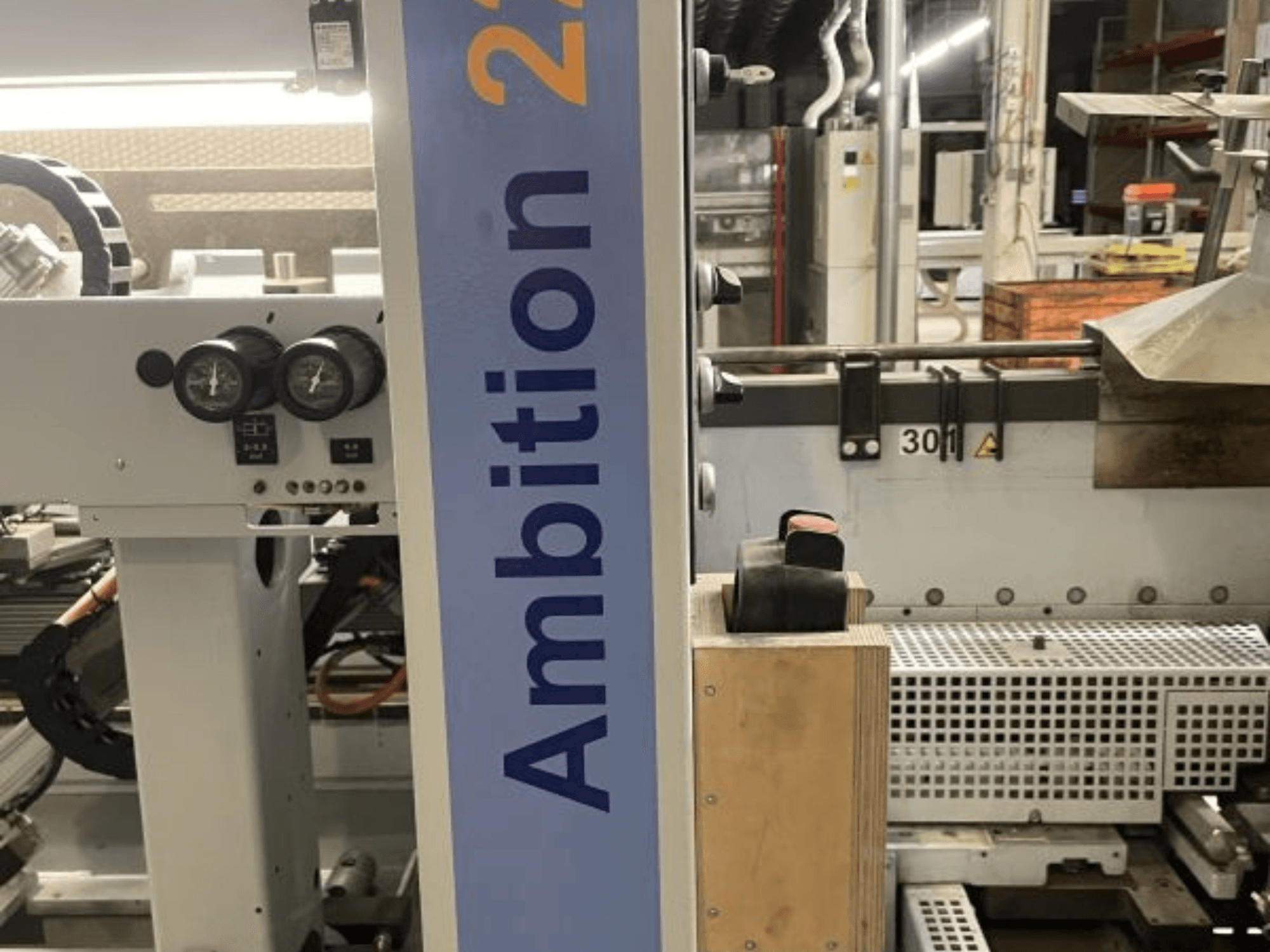 HOMAG KAL 210 Ambition 2264 kenar bantlama makinesinin önden görünümü, kadranlar, kontroller ve markalı yan panel.