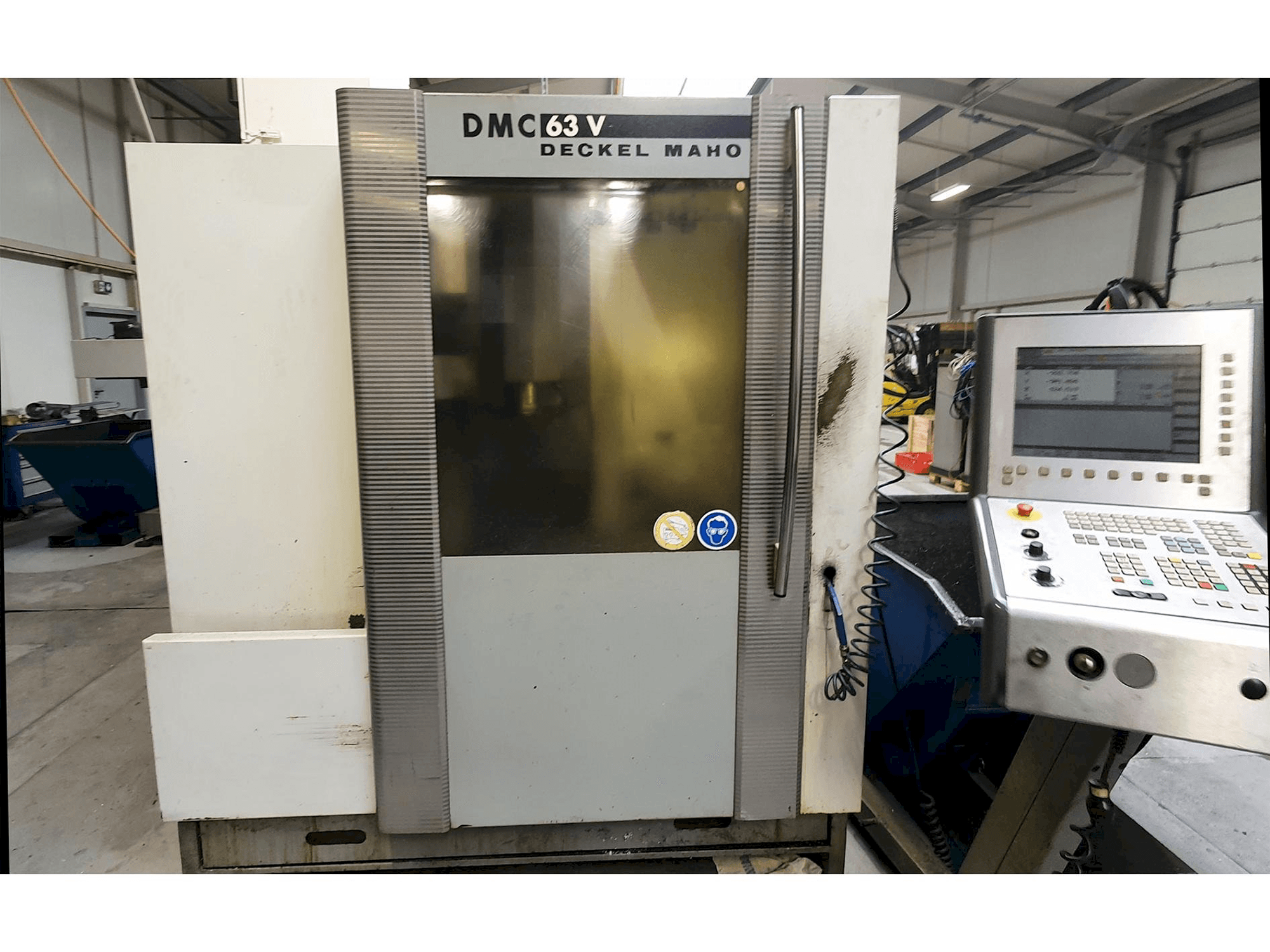 Makine DECKEL MAHO DMC 63V - Önden görünüm