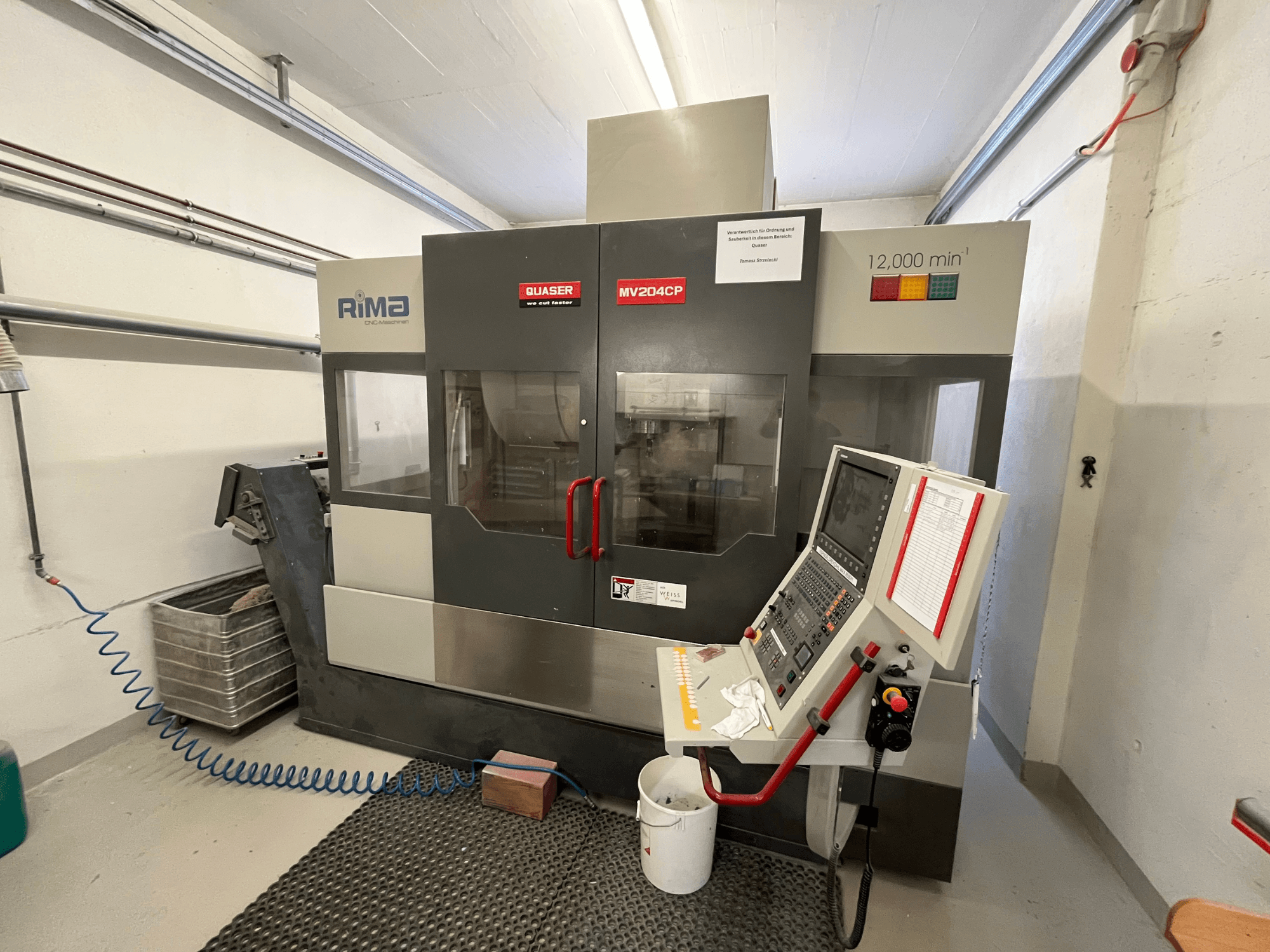 Quaser MV-204 CP dik işleme merkezinin önden görünümü, kontrol paneli ve çalışma detayları.