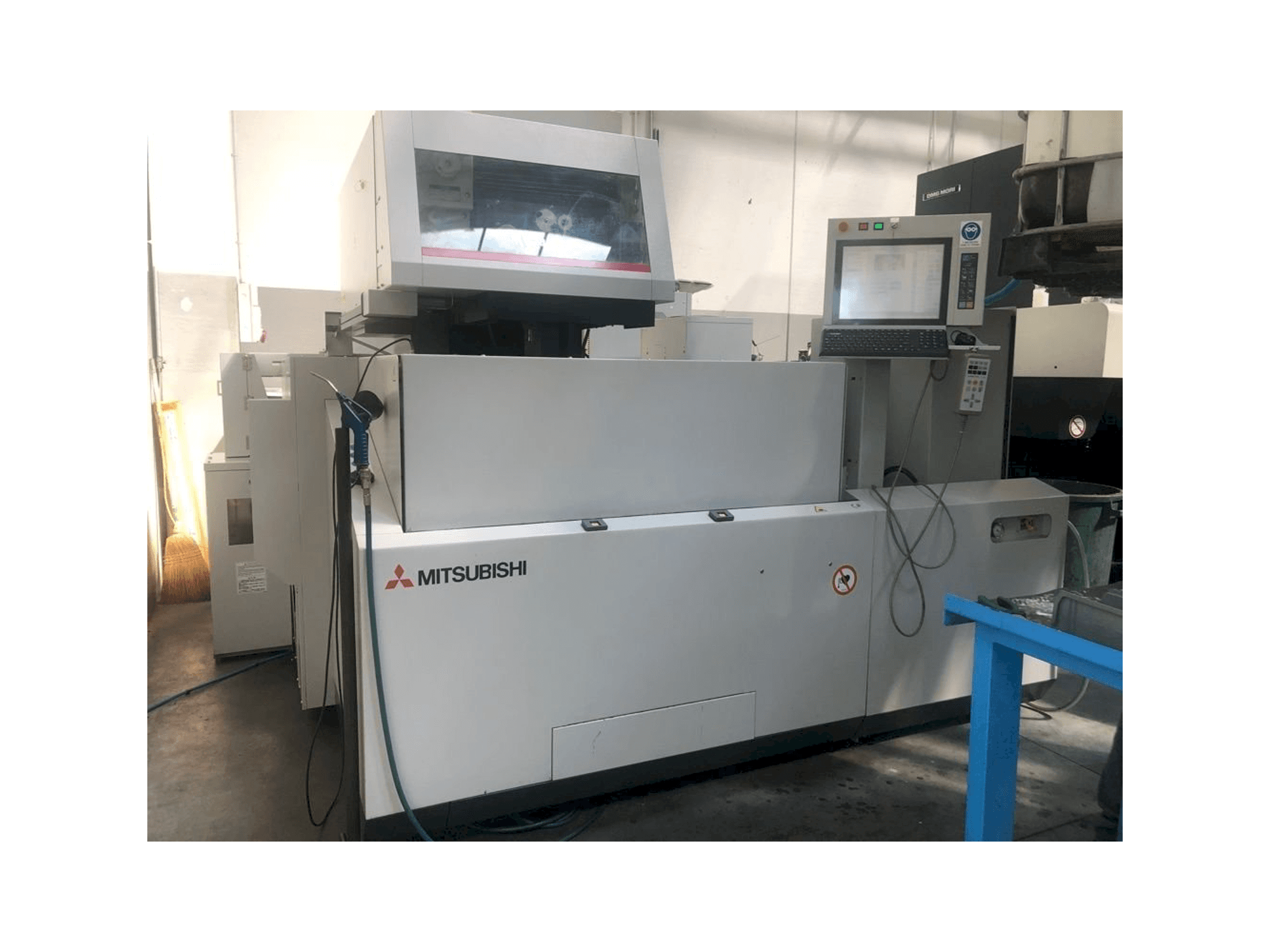 Makine Mitsubishi MV2400S - Önden görünüm