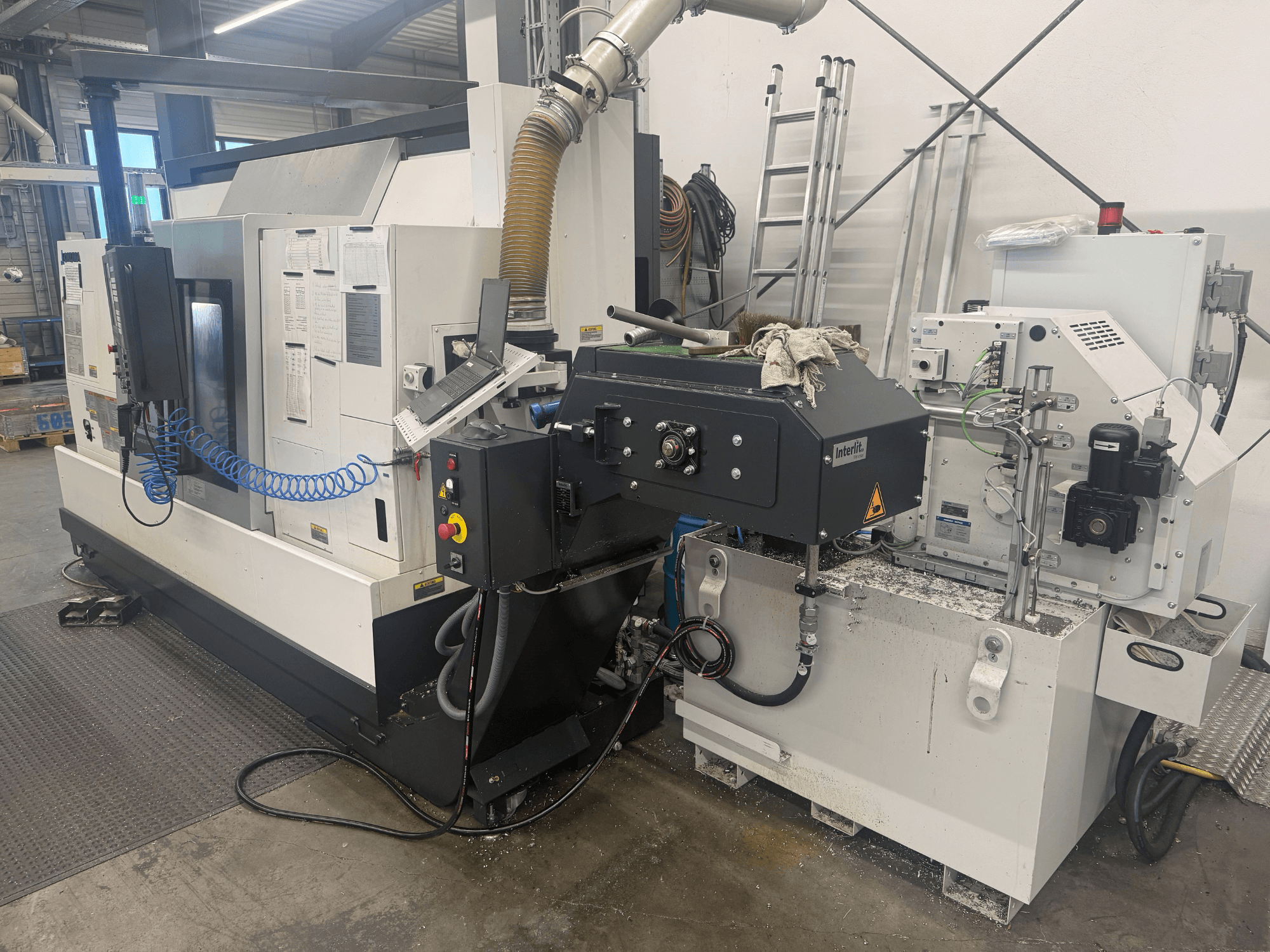Okuma LB3000II-MYC 950 yatay torna makinesi, önden görünüm, kontrol paneli ve soğutma sistemi.