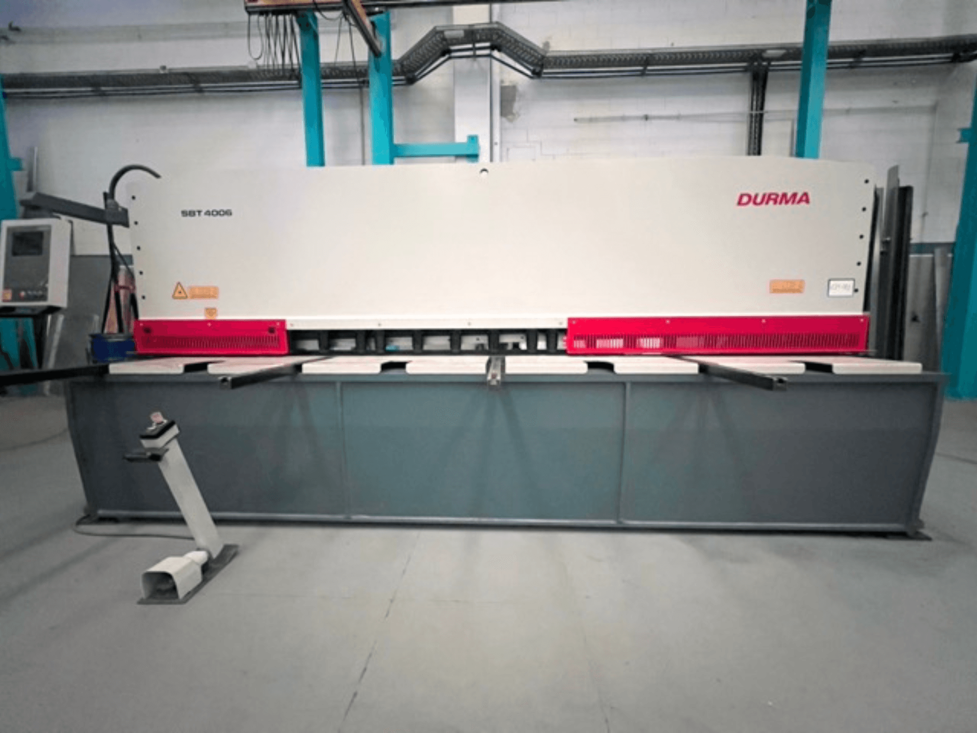 CNC Kesme Makinesi Durma SBT 4006 önden görünümde, gri taban ve kırmızı vurgulara sahip, fabrika ortamında çalışmaya hazır.