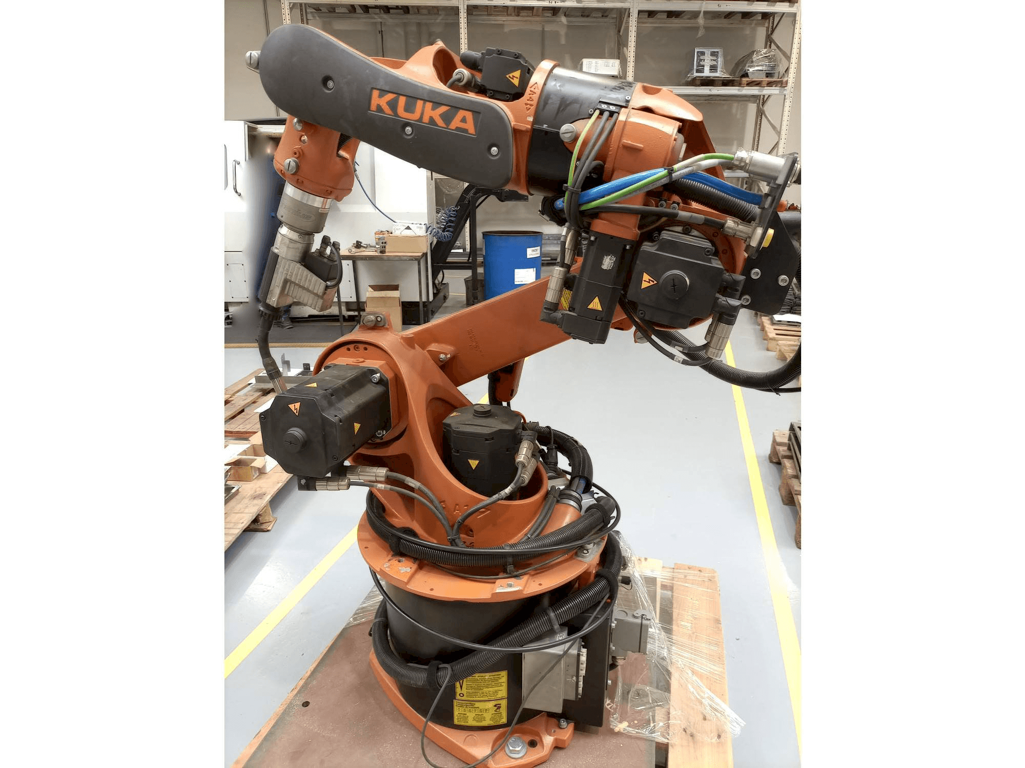 Makine KUKA KR16 ARC HW - Önden görünüm