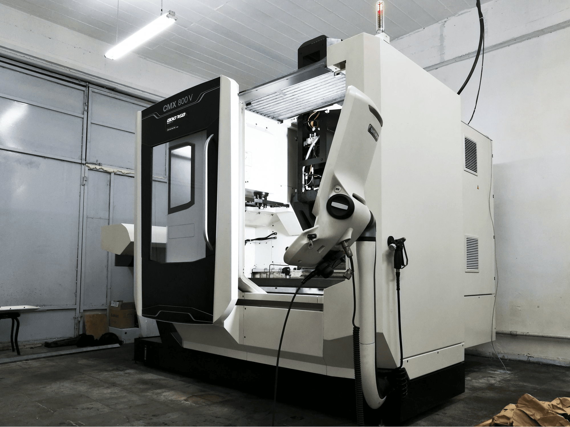 Makine DMG MORI - Sağdan görünüm CMX 800 V