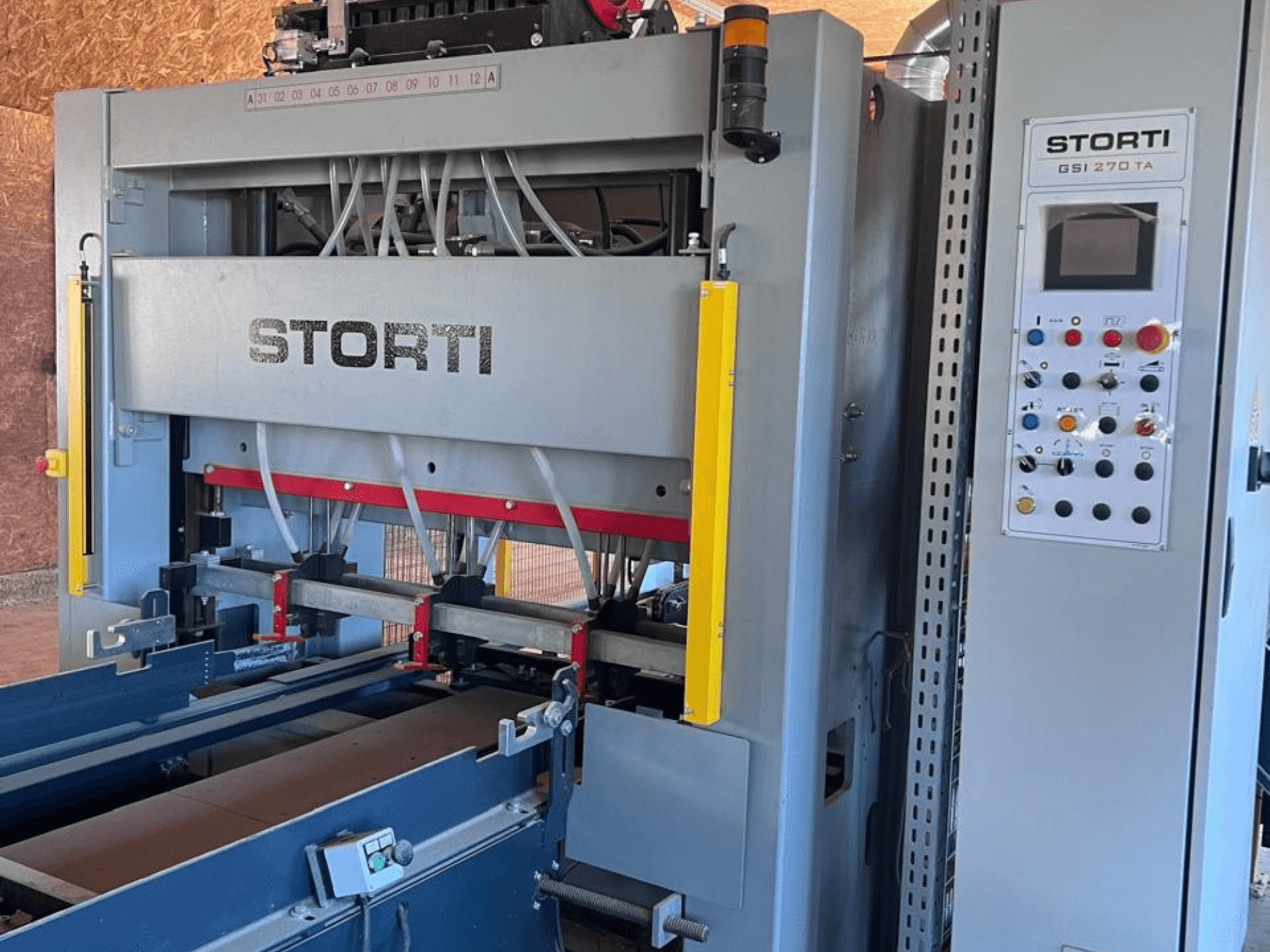 STORTI GSI 170-270 TA9 ahşap üretim hattı; kontrol paneli ve hidrolik pres mekanizmalarını gösteren önden görünüm.
