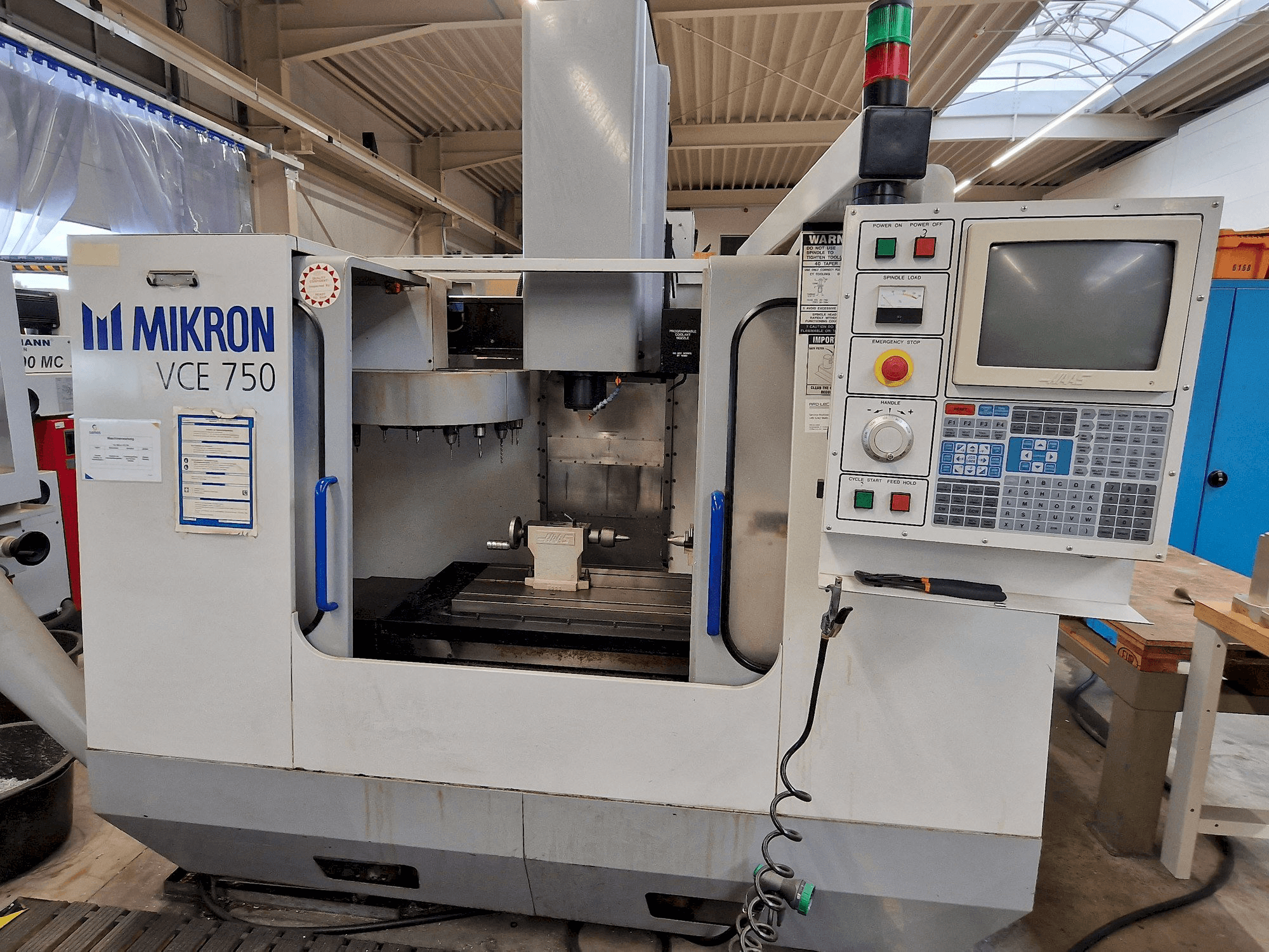 Makine MIKRON Vce 750 - Önden görünüm