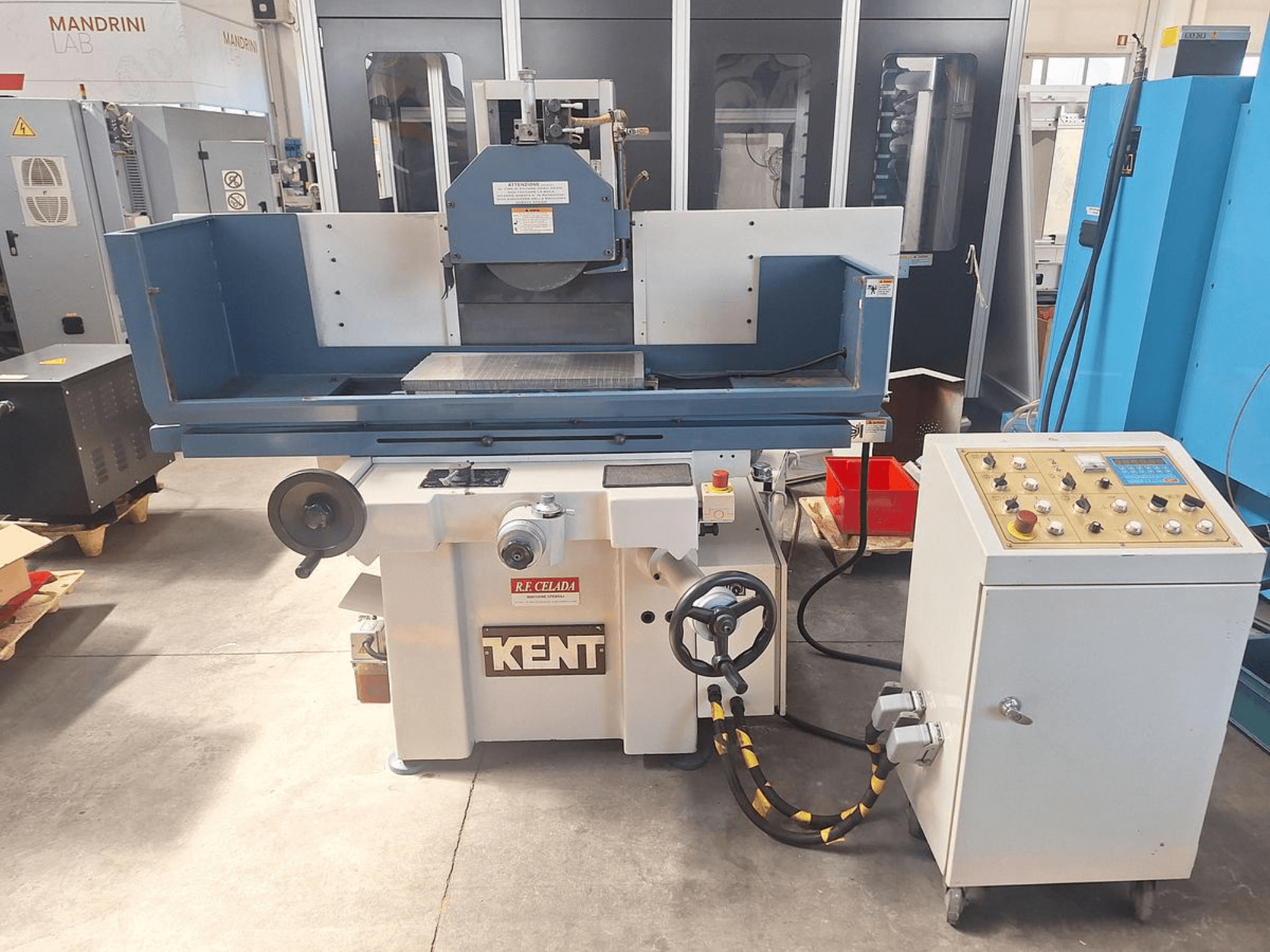 Kent KGS-63 SD yüzey taşlama makinesinin önden görünümü; kontrol paneli ve üzerine taşlama çarkı monte edilmiş çalışma masası görülmektedir.