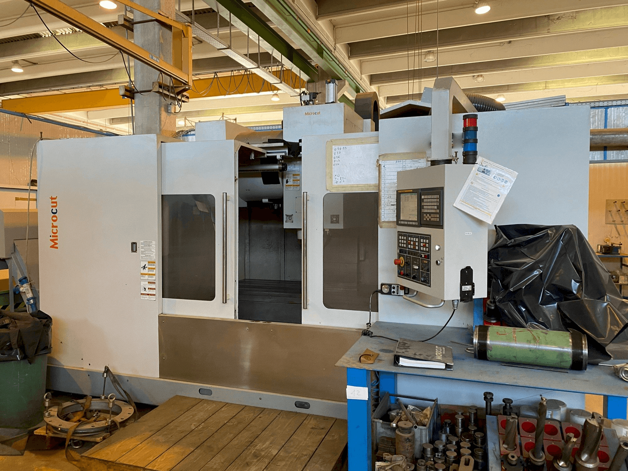 Makine MICROCUT VMC-1600F - Önden görünüm