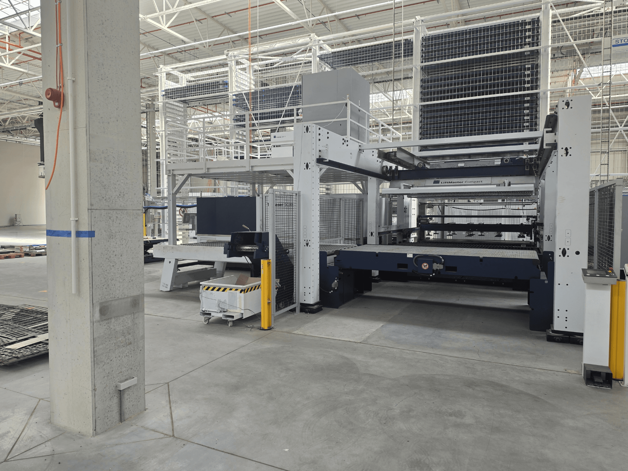 TRUMPF TruLaser 5030 fiber L76 FMC’nin önden görünümü; fiber lazer kesim makinesini geniş bir endüstriyel ortamda göstermektedir.
