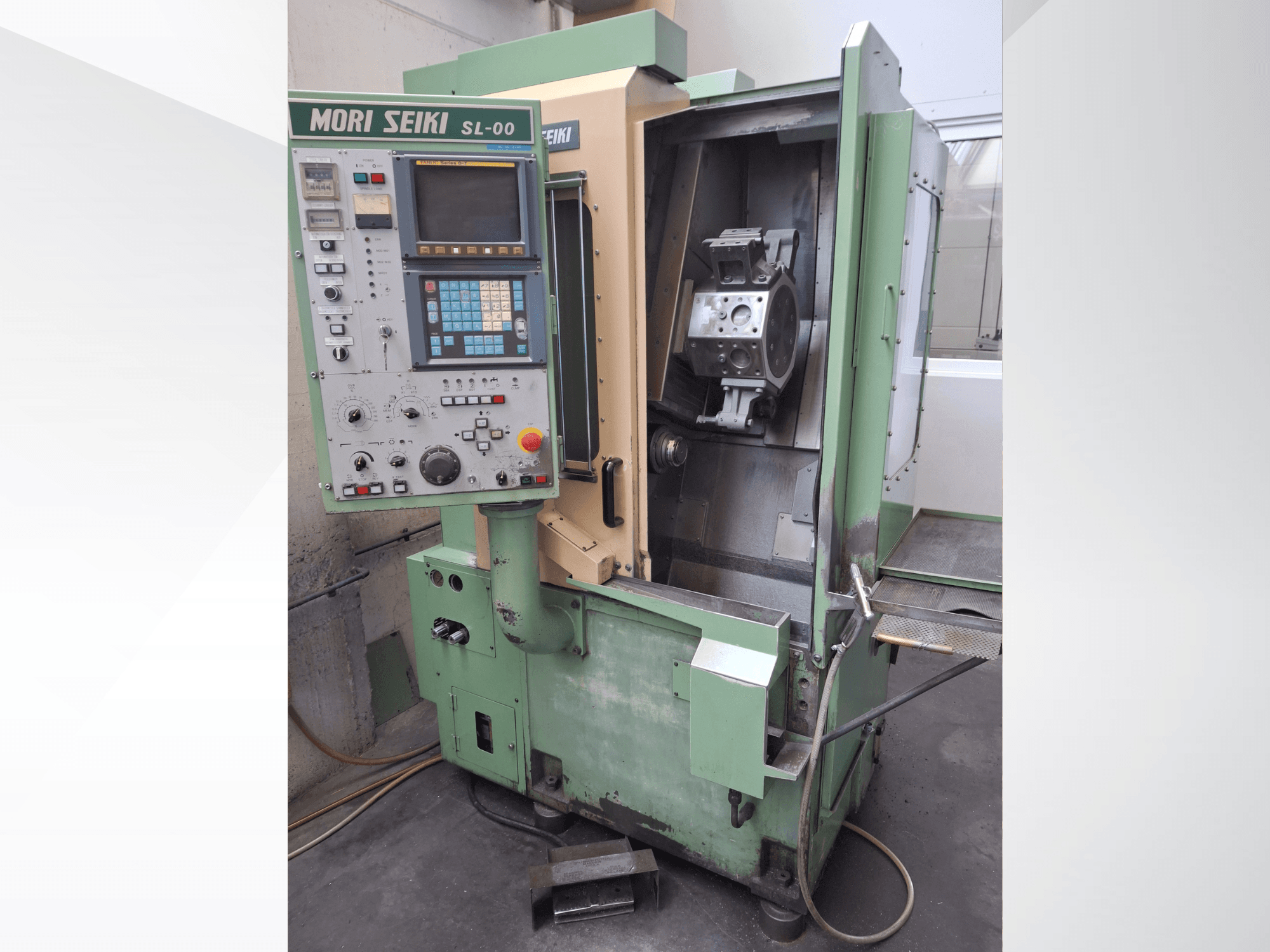 Yatay tornalama makinesi DMG Mori Seiki SL-00, kontrol panelini ve görünür bir iş parçası ile çalışma alanının açık ön görünümünü gösterir.