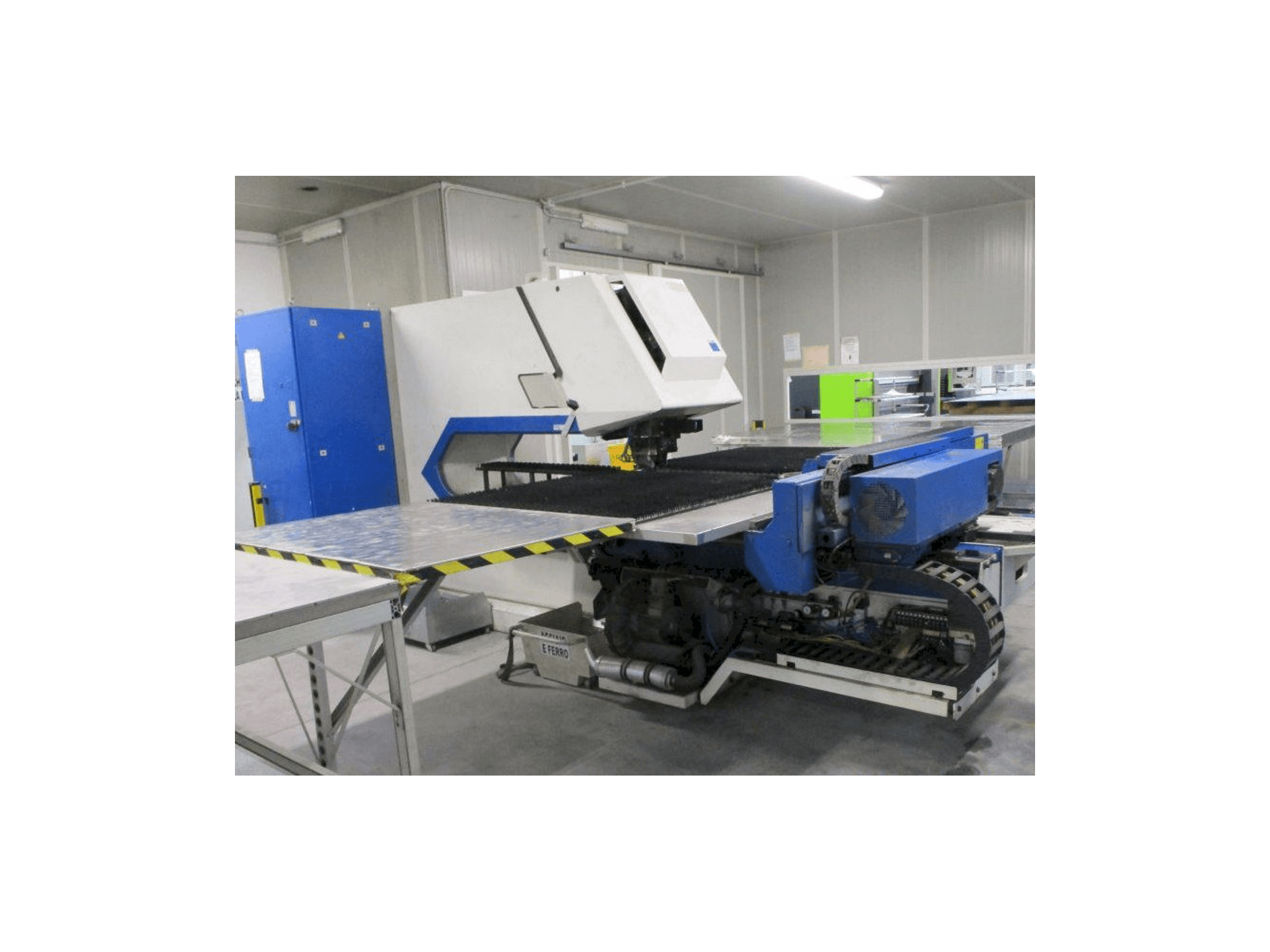 Makine Trumpf Trumatic 2000R - Önden görünüm