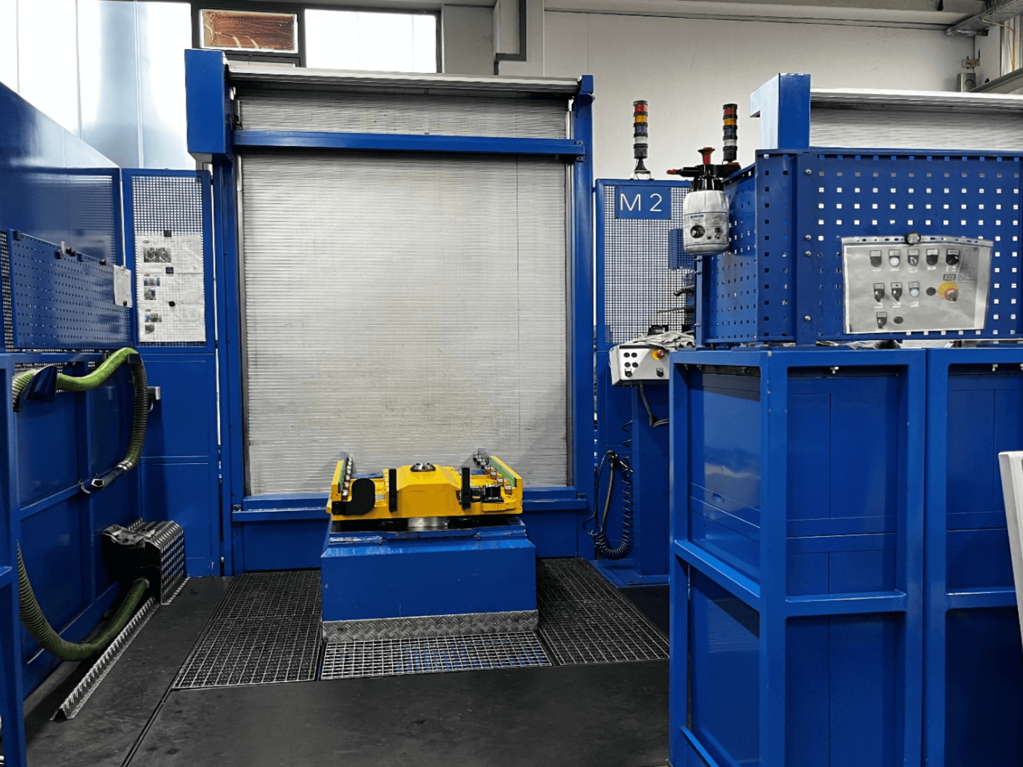 BW MCX750 M2 Yatay İşleme Merkezi önden görünüm, mavi paneller, sarı çalışma tezgahı ve kontrol ünitesi.