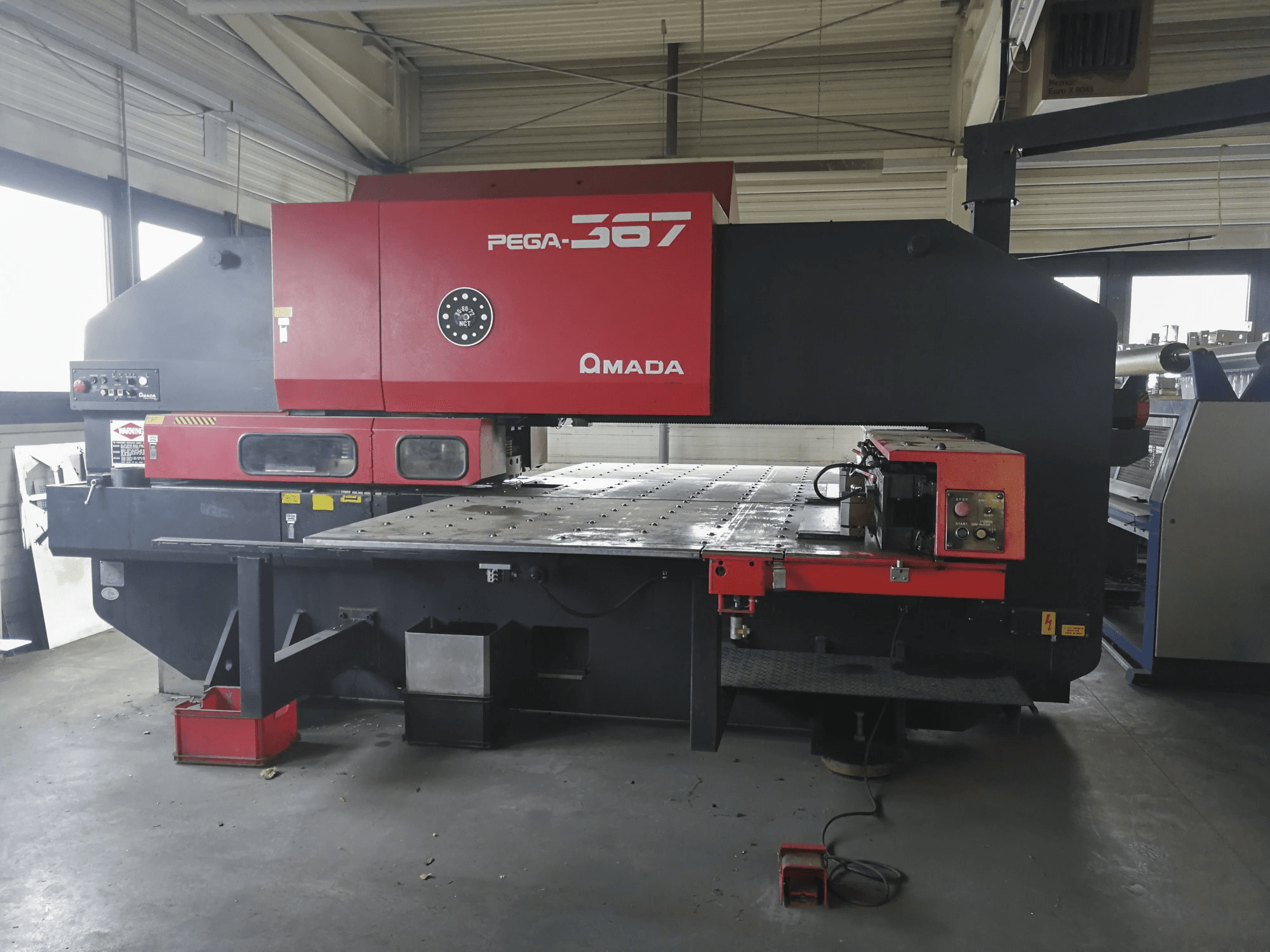 Makine AMADA - Önden görünüm PEGA 367