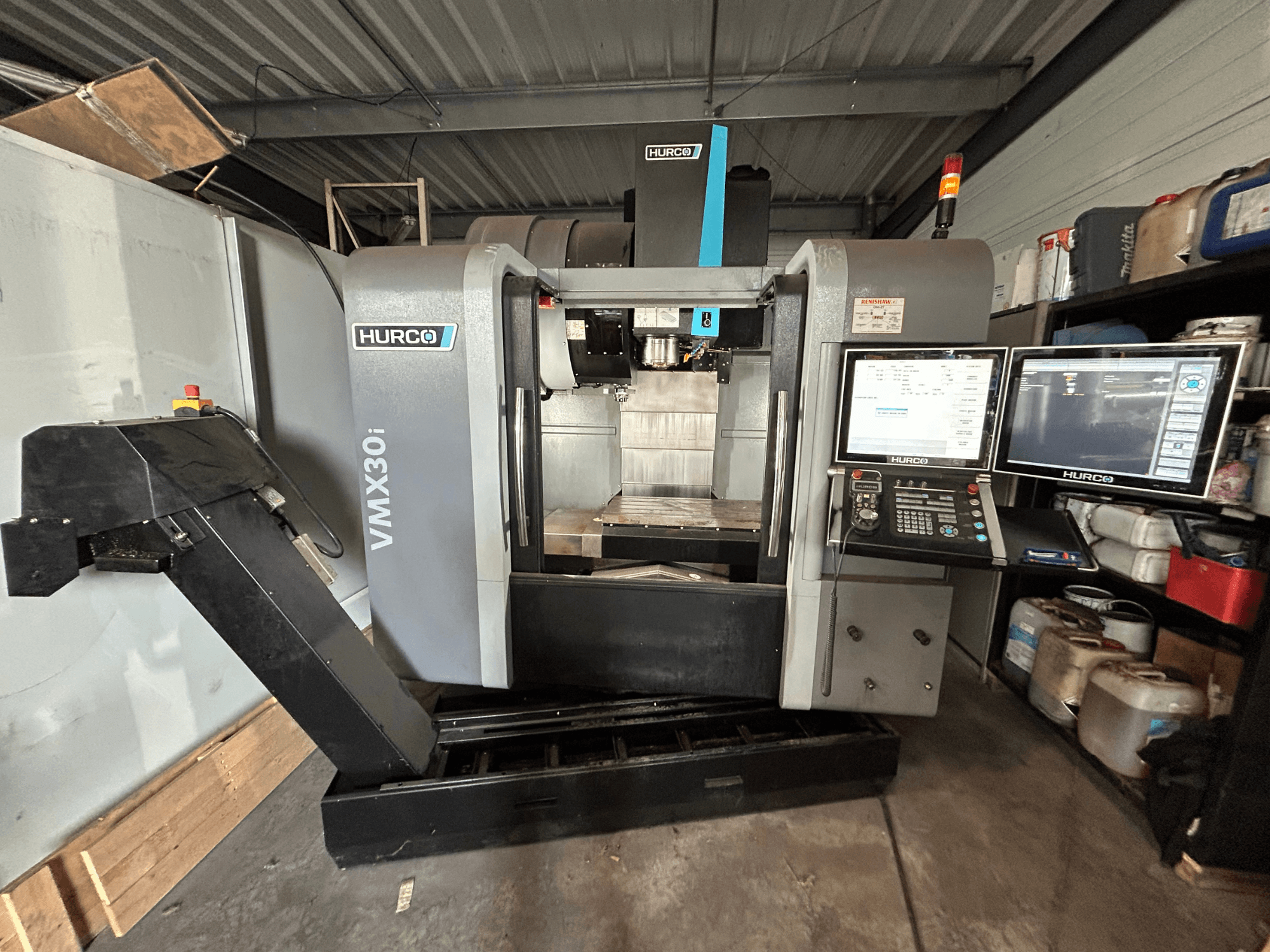 Hurco VMX30i dikey işleme merkezi, çift monitörlü ve kontrollü önden görünüm, temiz bir çalışma alanı sergiliyor.