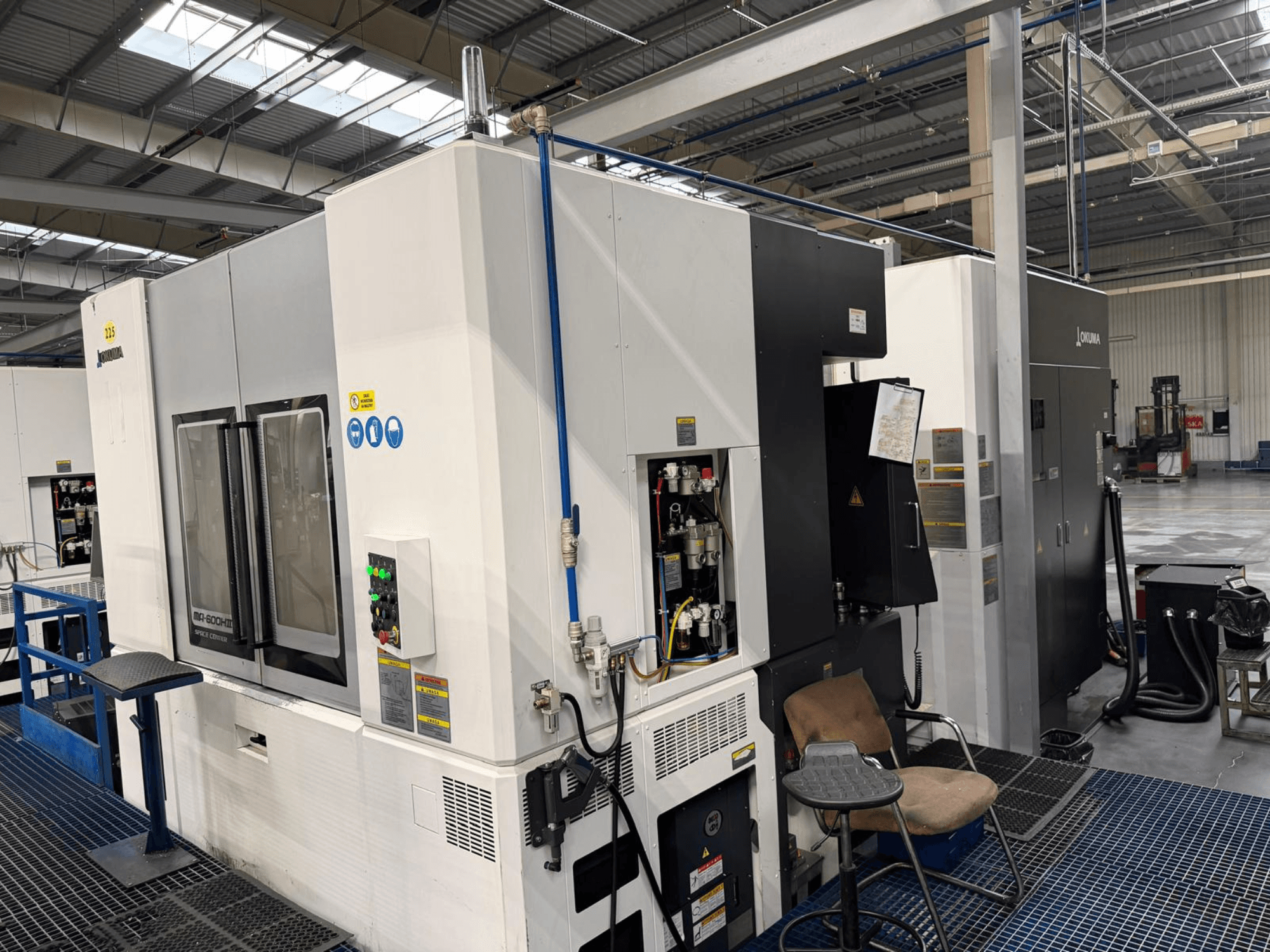 Okuma MA 600H II yatay işleme merkezi, önden görünüm, kontrol paneli ve çalışma göstergeleri.