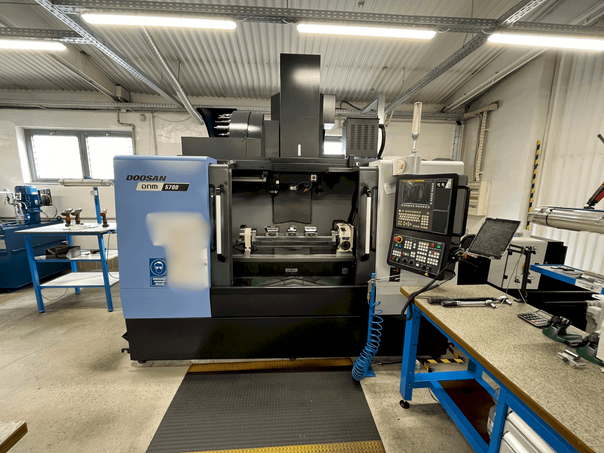 Makine DOOSAN DNM 5700 - Önden görünüm
