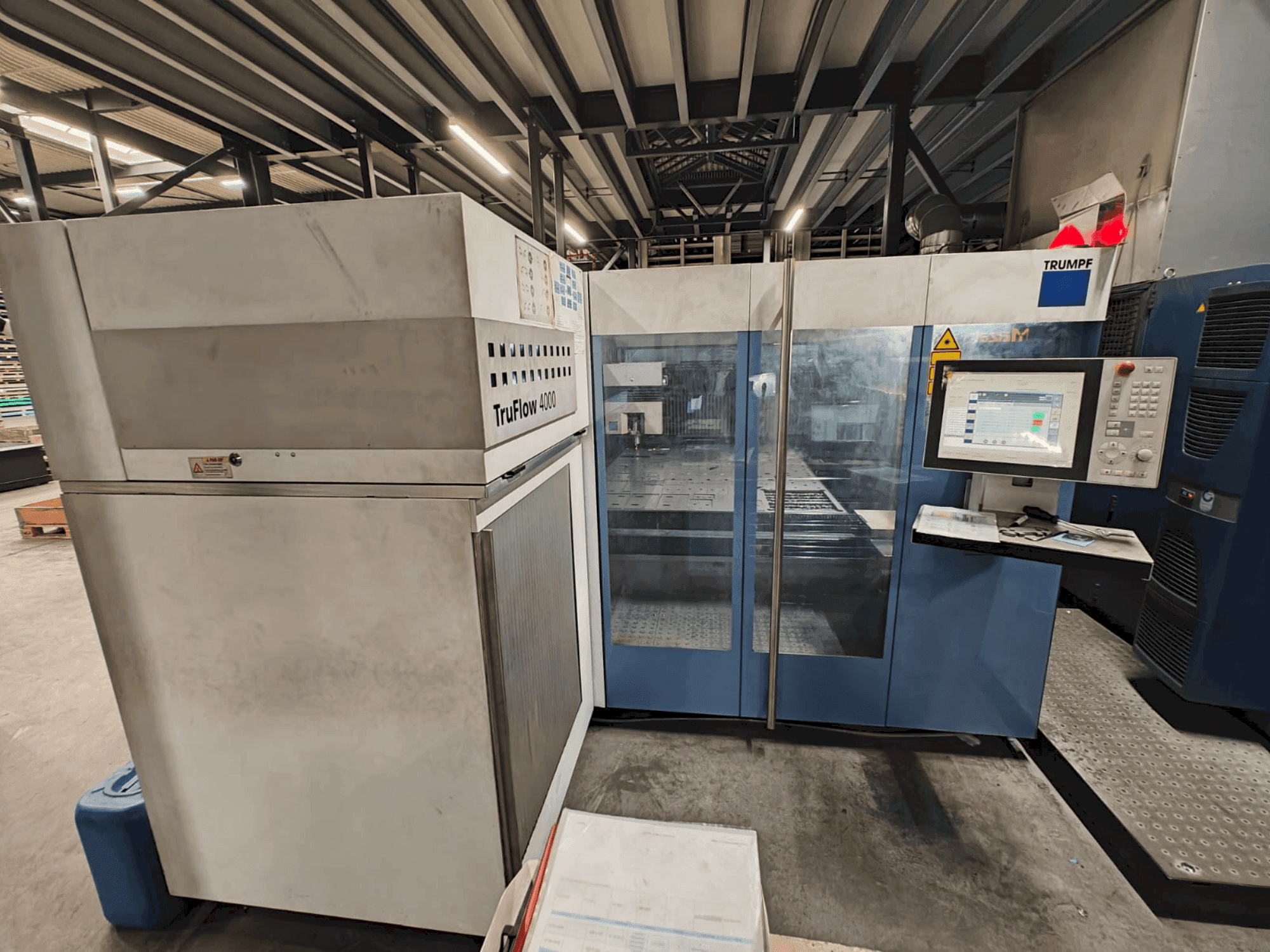 Makine TRUMPF TruLaser 3030 - Önden görünüm