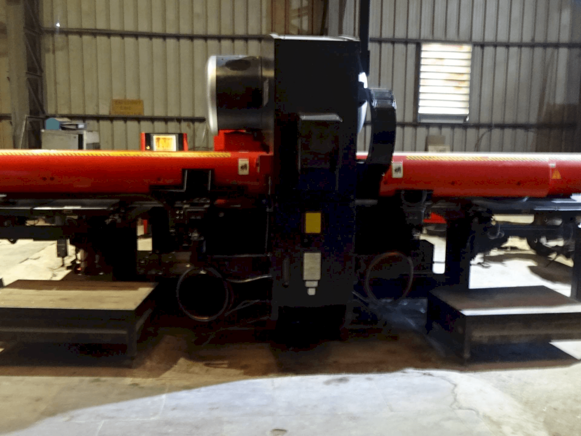 Makine AMADA EM 2510 NT - Önden görünüm