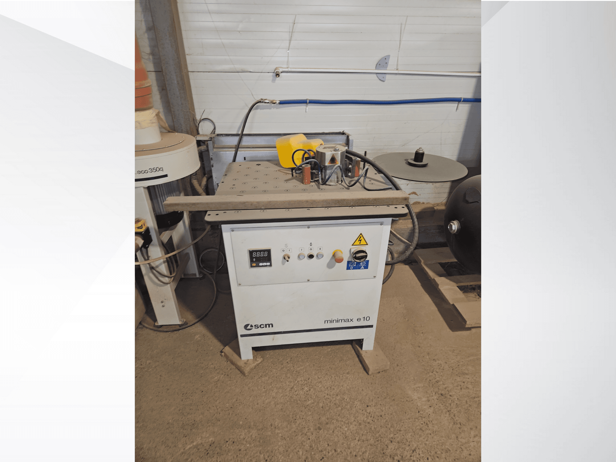 SCM Minimax E10 ahşap işleme makinesi, önden görünüm, kontrol paneli, toz portu ve ayarlanabilir çalışma yüzeyi.