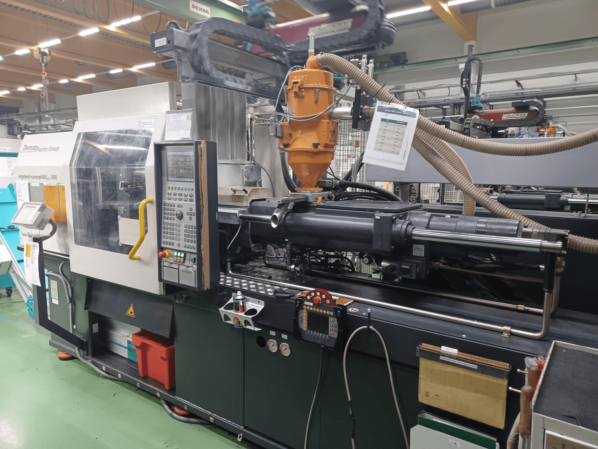 Demag Ergotech 200 enjeksiyon kalıplama makinesi, önden görünüm, kontrol paneli, nozul ve operasyonel bileşenler görülebilir.