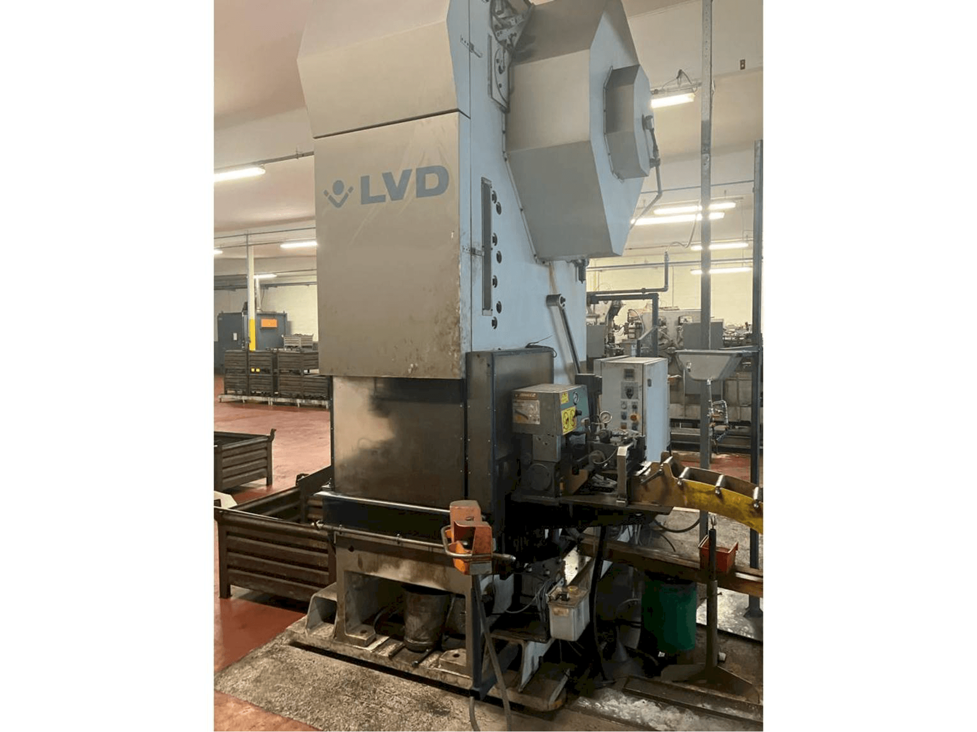 Makine LVD DVDF 160T - Önden görünüm