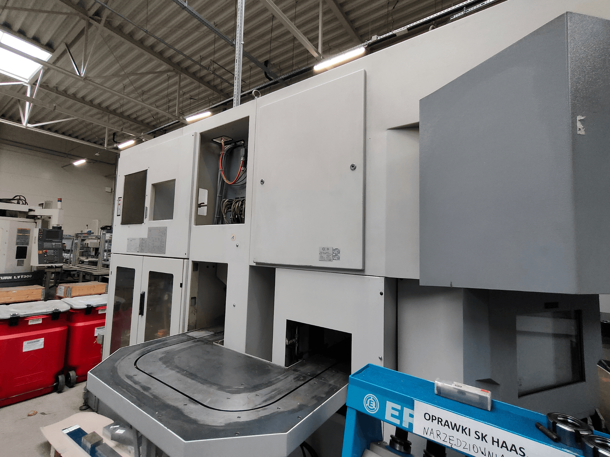 EMAG VSC 250 dikey tornalama makinesi yandan gösterilmiştir, kontrol panelleri ve geniş bir çalışma alanına sahiptir.