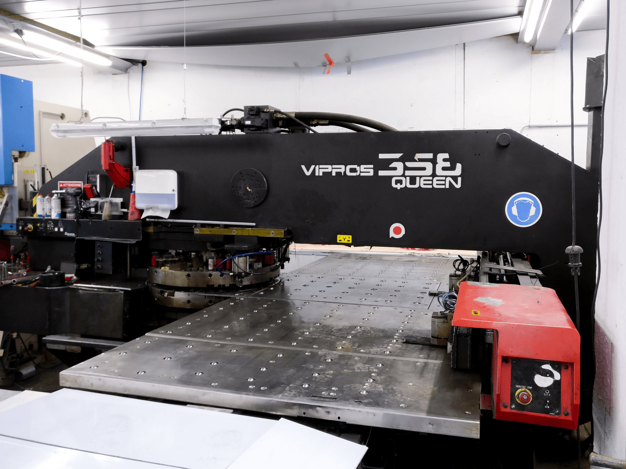 Makine AMADA - Sağdan görünüm Vipros 358 QUEEN