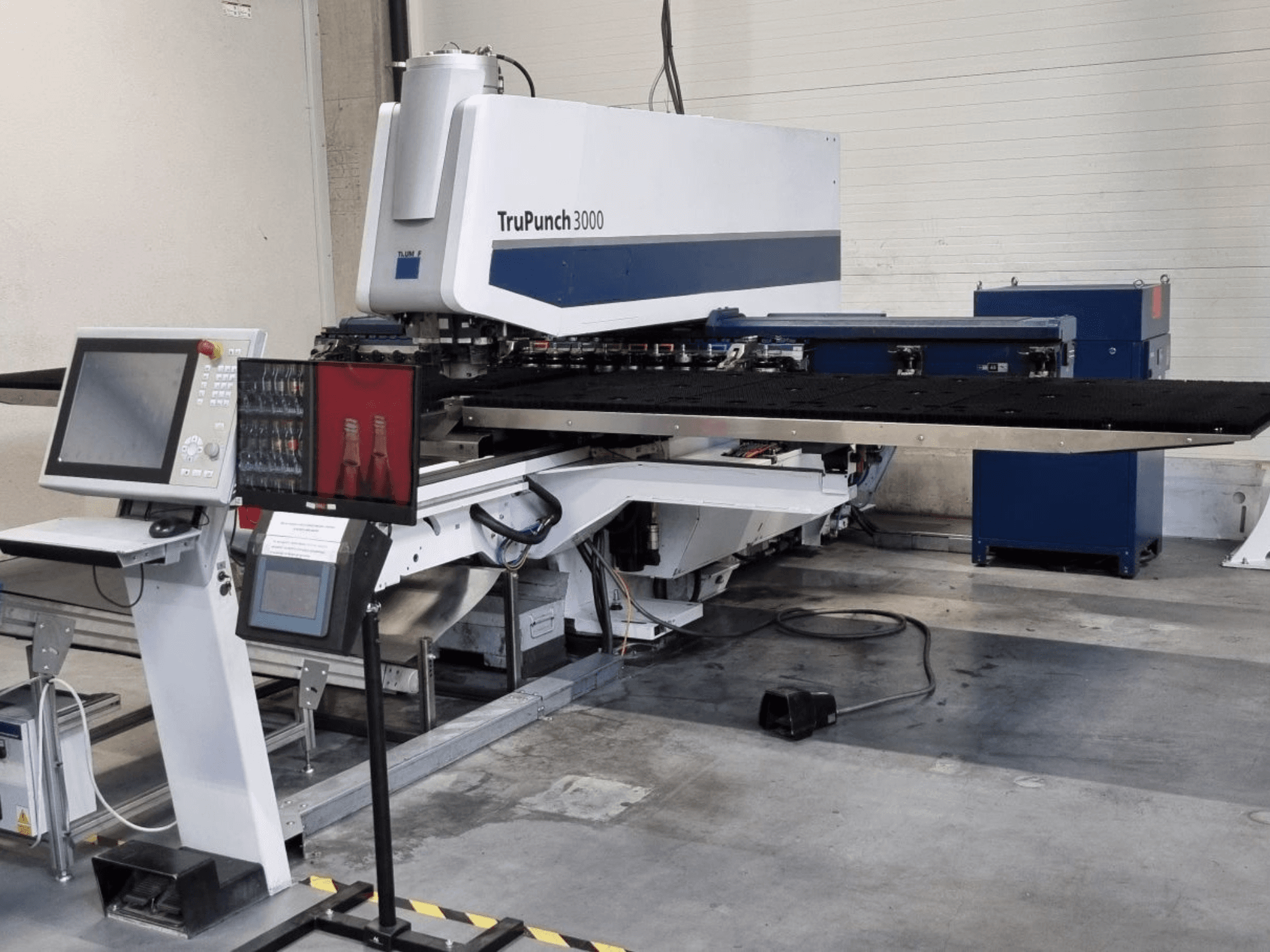 CNC delme makinesi TRUMPF TruPunch 3000’in önden görünümü; kontrol paneli ve geniş delme tablası ile birlikte.