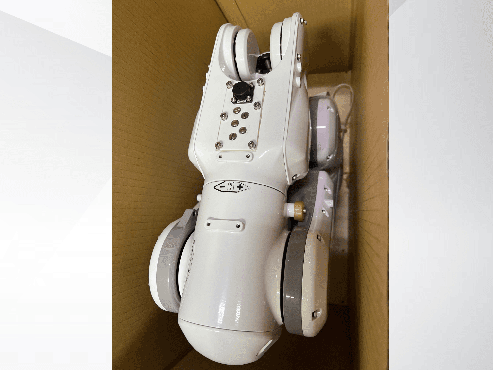 NACHI MZ04D robot kolu üstten bakıldığında şık beyaz tasarımı ve düğmeler ve göstergeler içeren kontrol panelini sergiliyor.