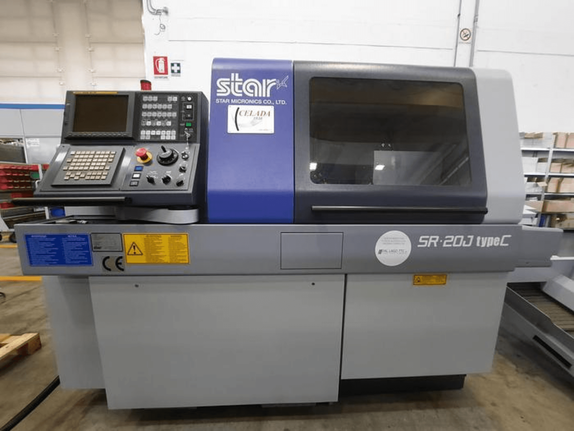 Star Micronics SR-20J C tipi CNC torna tezgahı, önden görünüm, kontrol paneli ve ekran, çalışma düğmelerini gösterir.