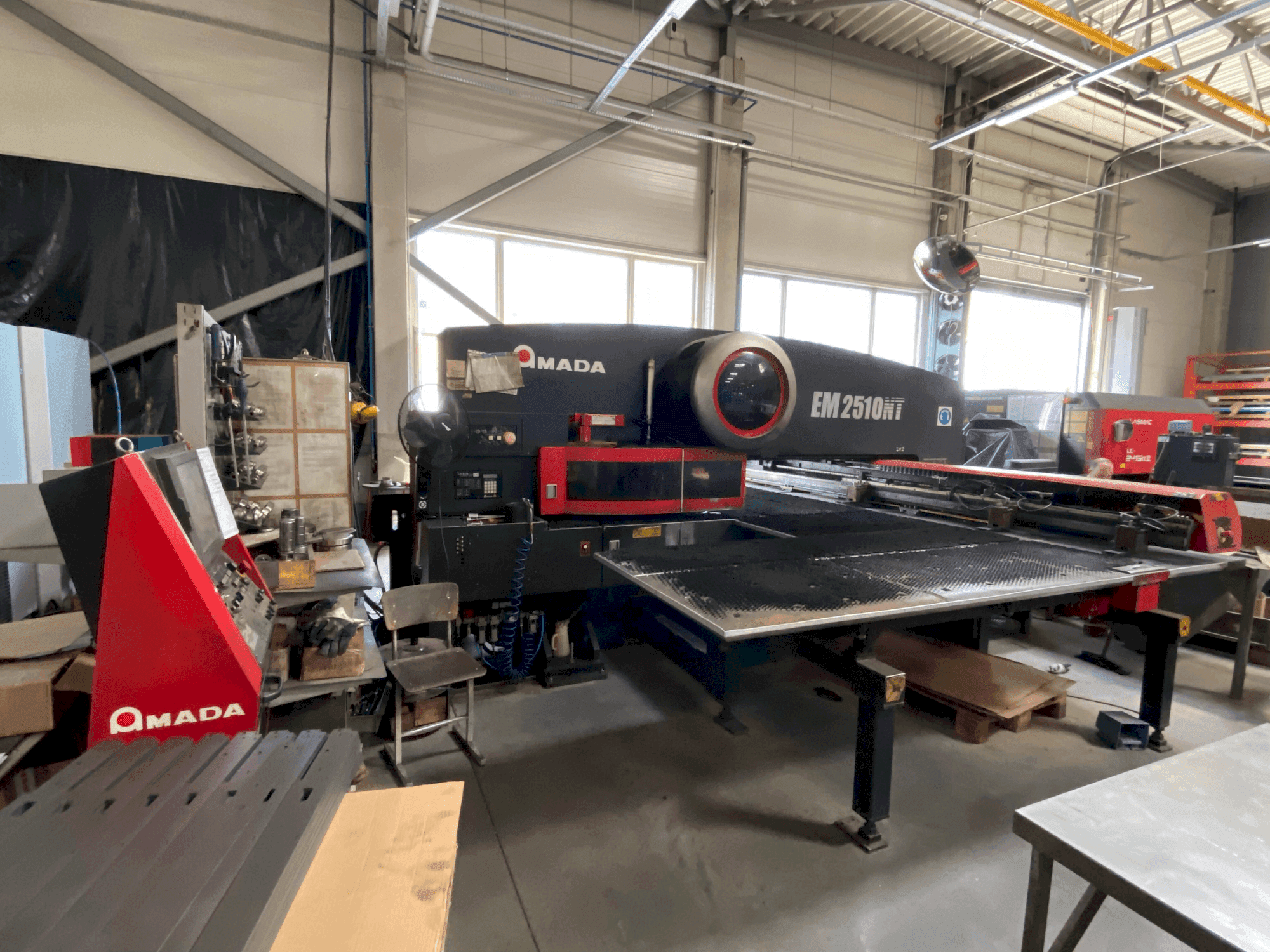 Makine AMADA EM2510NT - Önden görünüm
