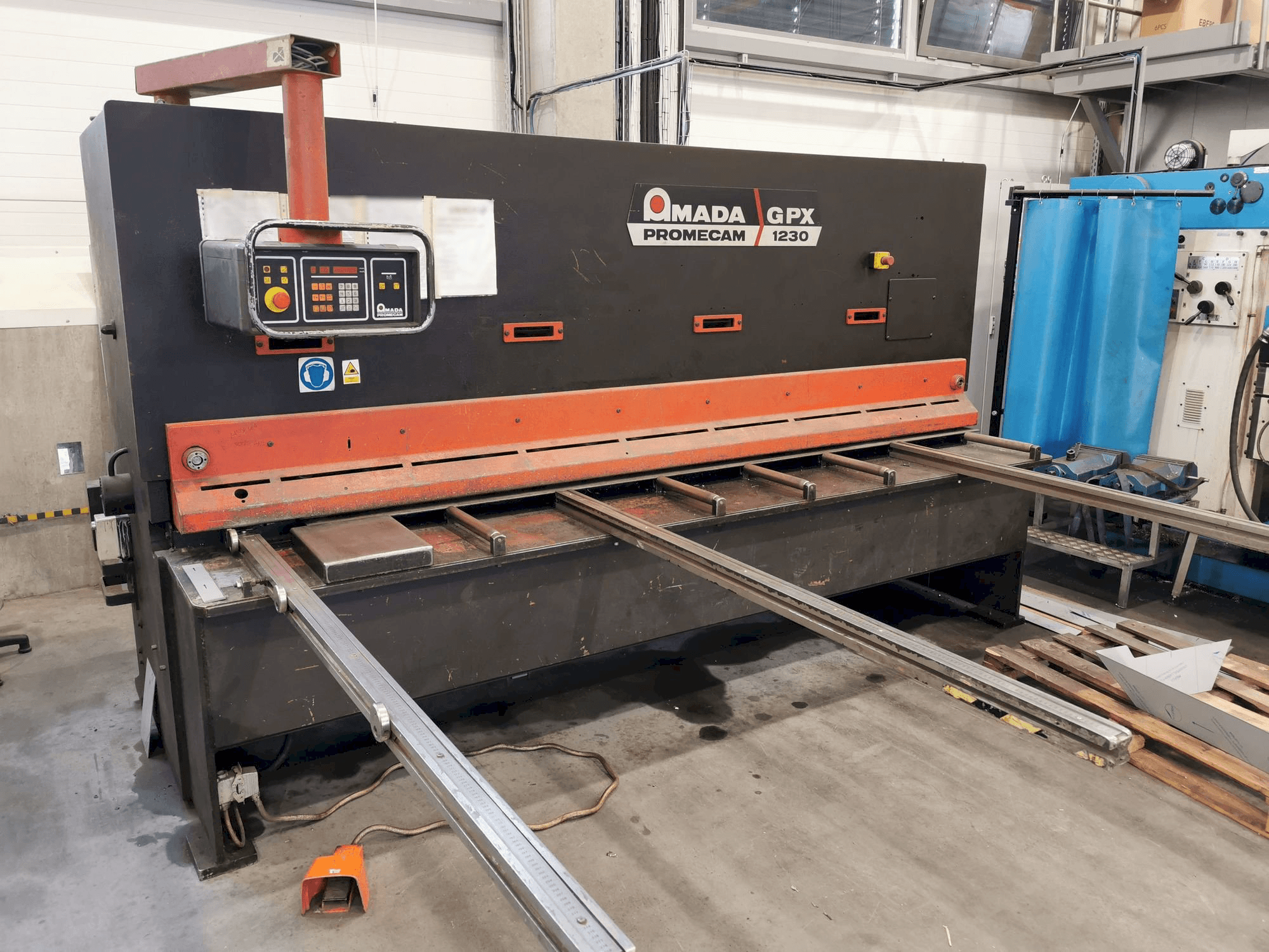 Makine AMADA GPX 1230 - Önden görünüm