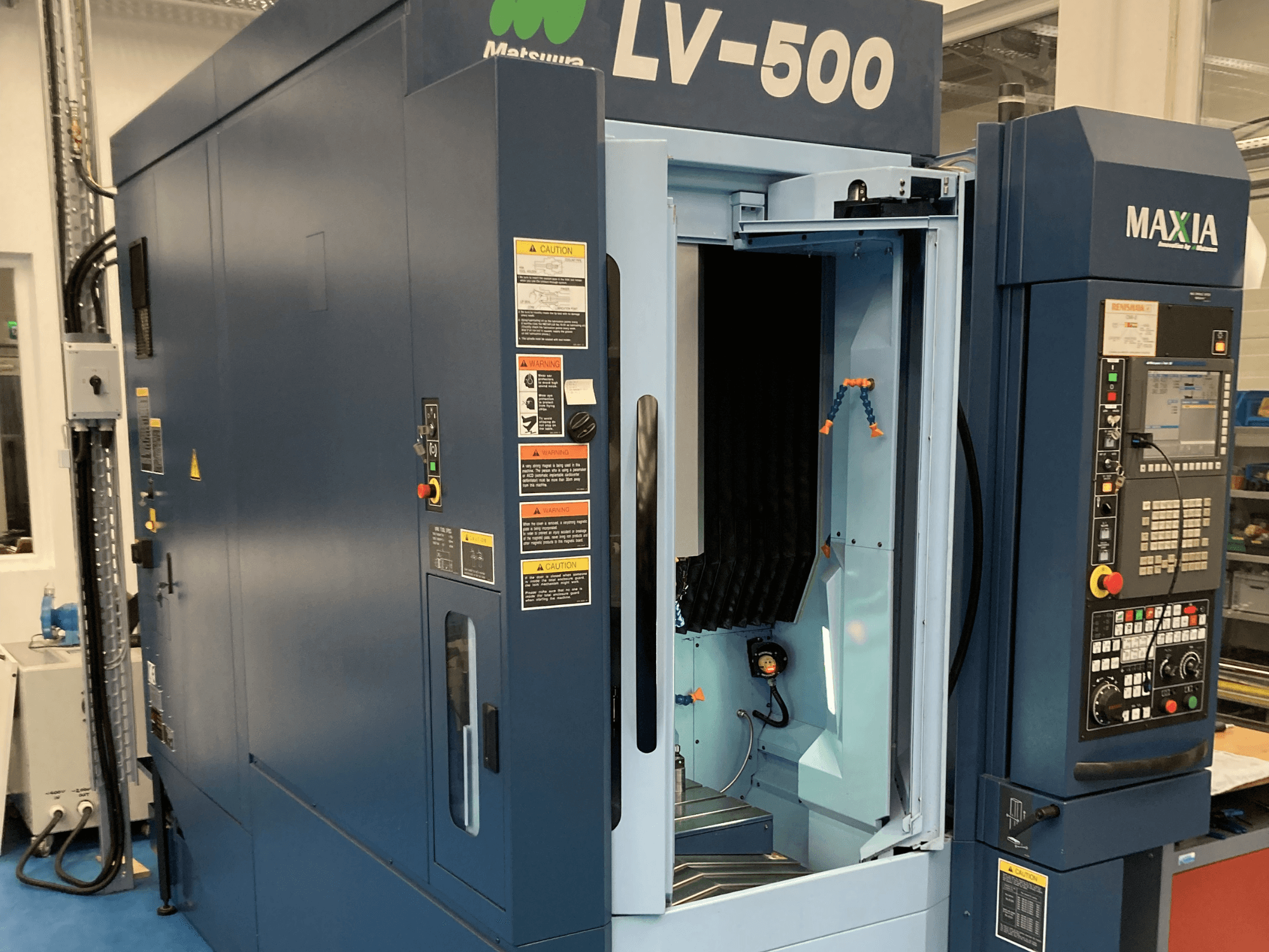 Matsuura LV-500 dikey işleme merkezi, açık bir kapı ve düğmeli kontrol paneli ile önden gösterilmiştir.