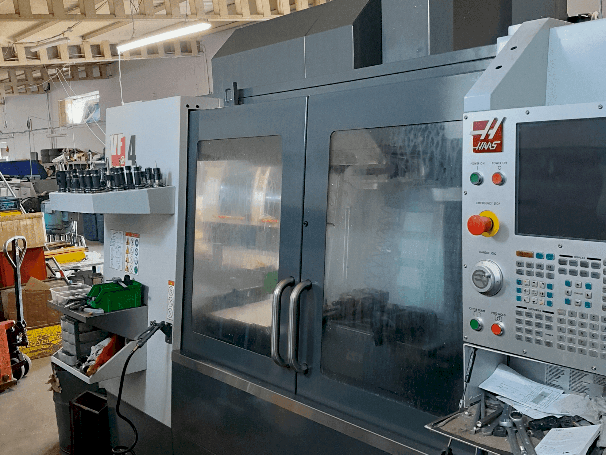 Makine HAAS VF-4 - Önden görünüm