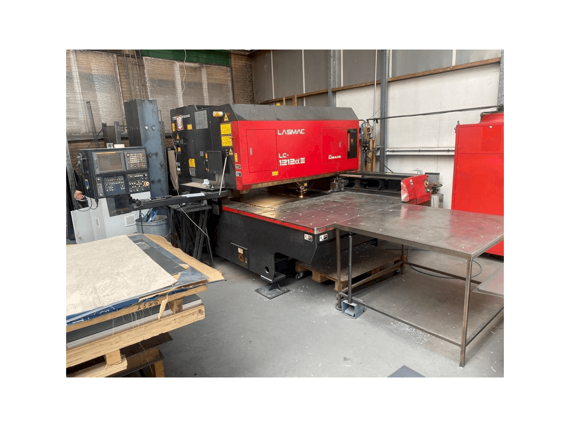 Makine AMADA LC 1212 A3 - Önden görünüm