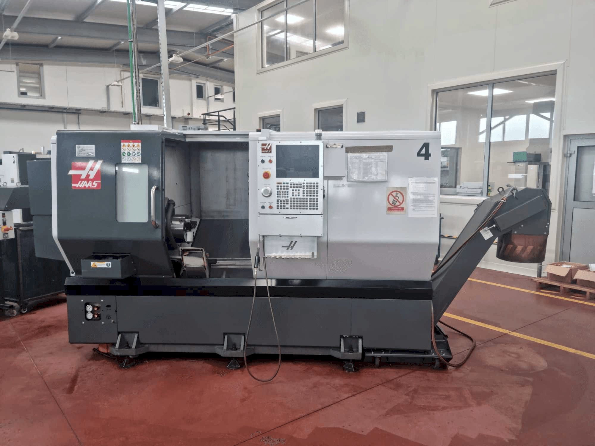 Makine HAAS ST-30Y - Önden görünüm