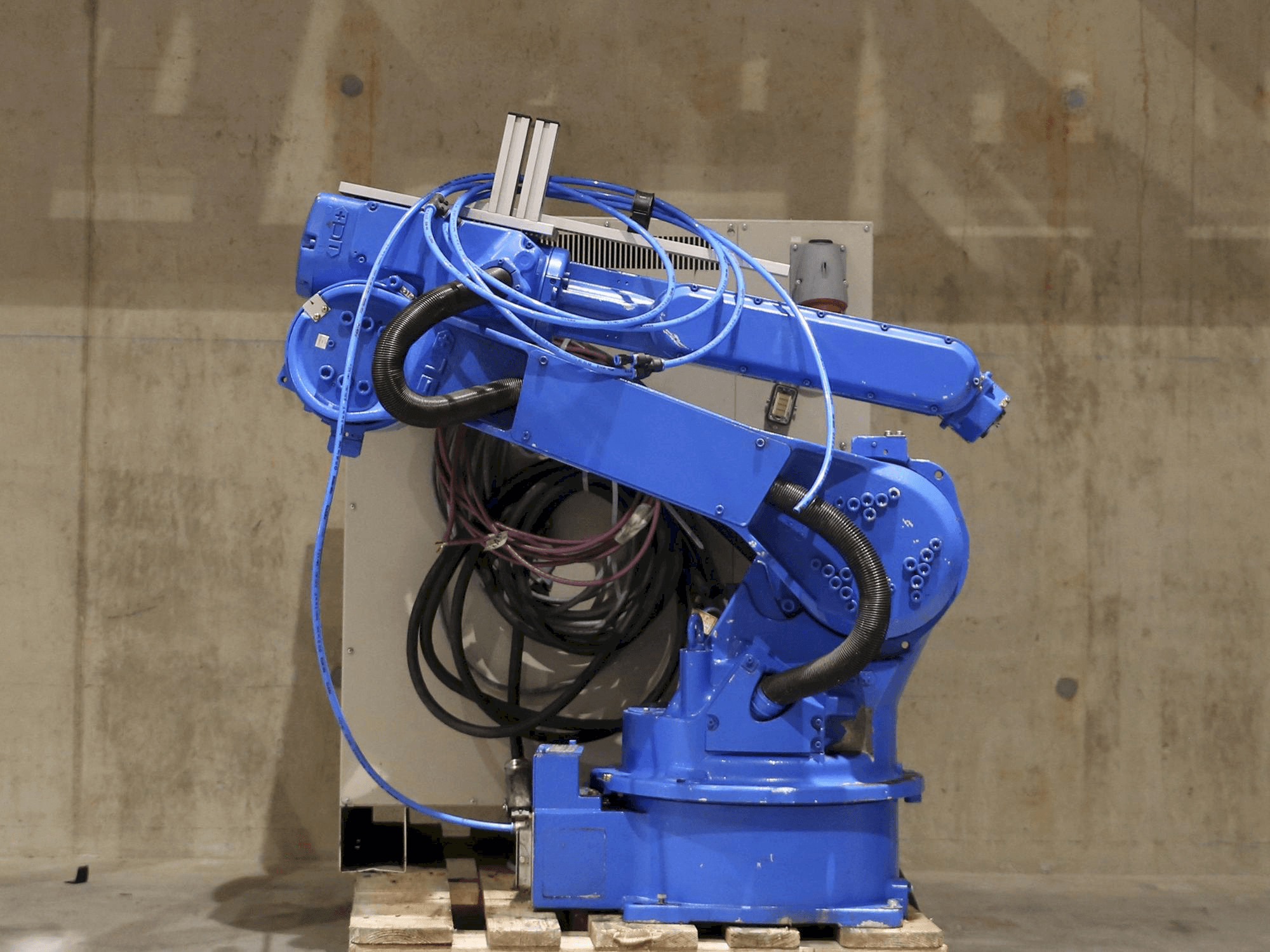 Makine Yaskawa Motoman HP20D - Önden görünüm