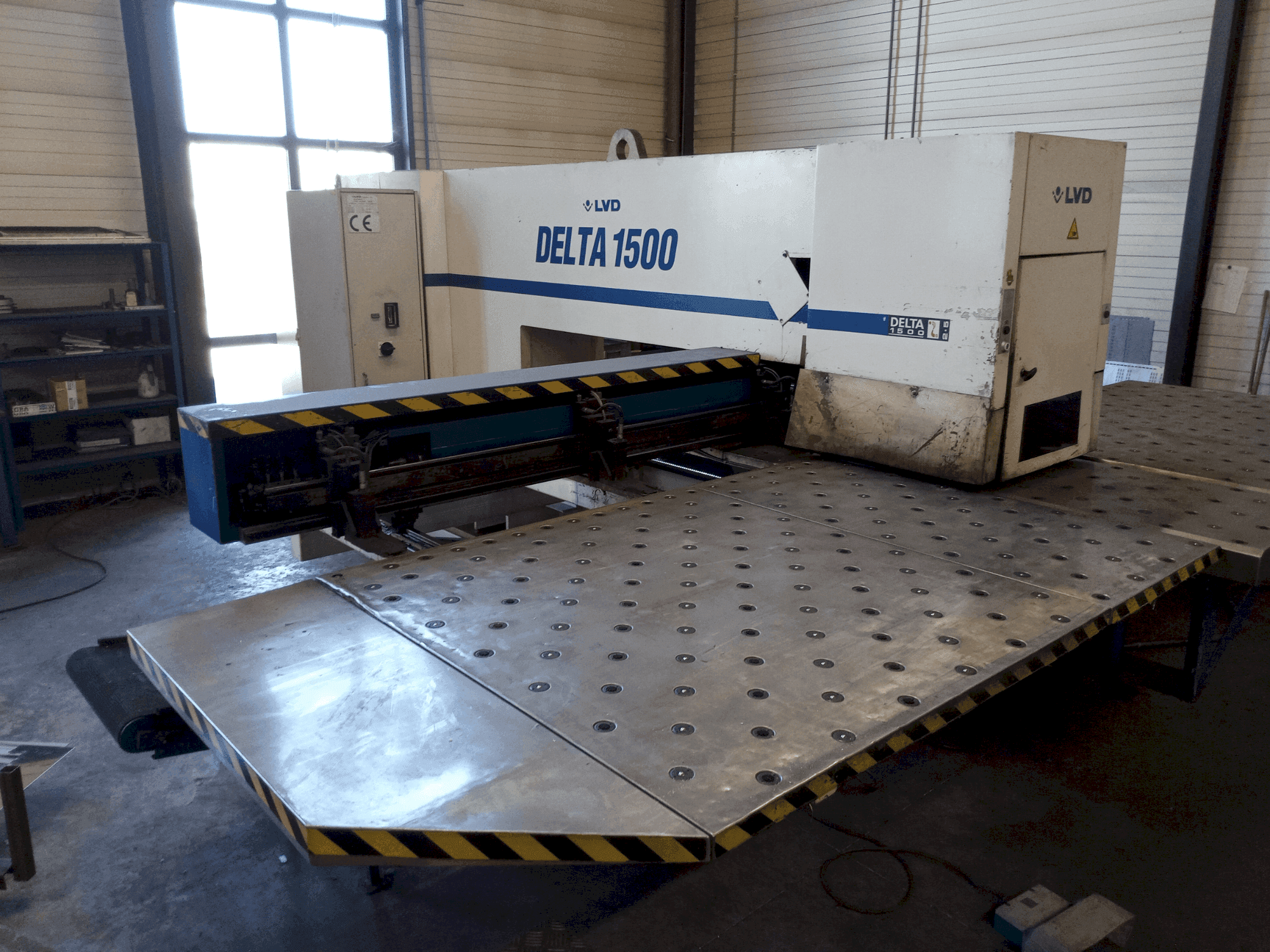 Makine LVD DELTA 1500 LB - Önden görünüm