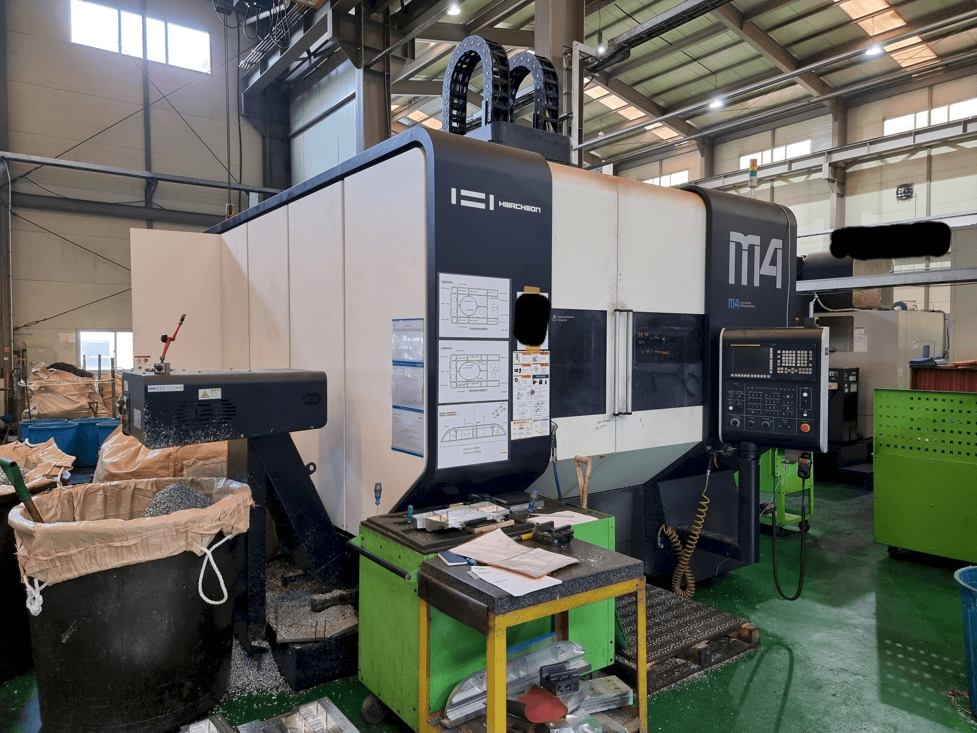 Makine HWACHEON M4-5AX - Önden görünüm