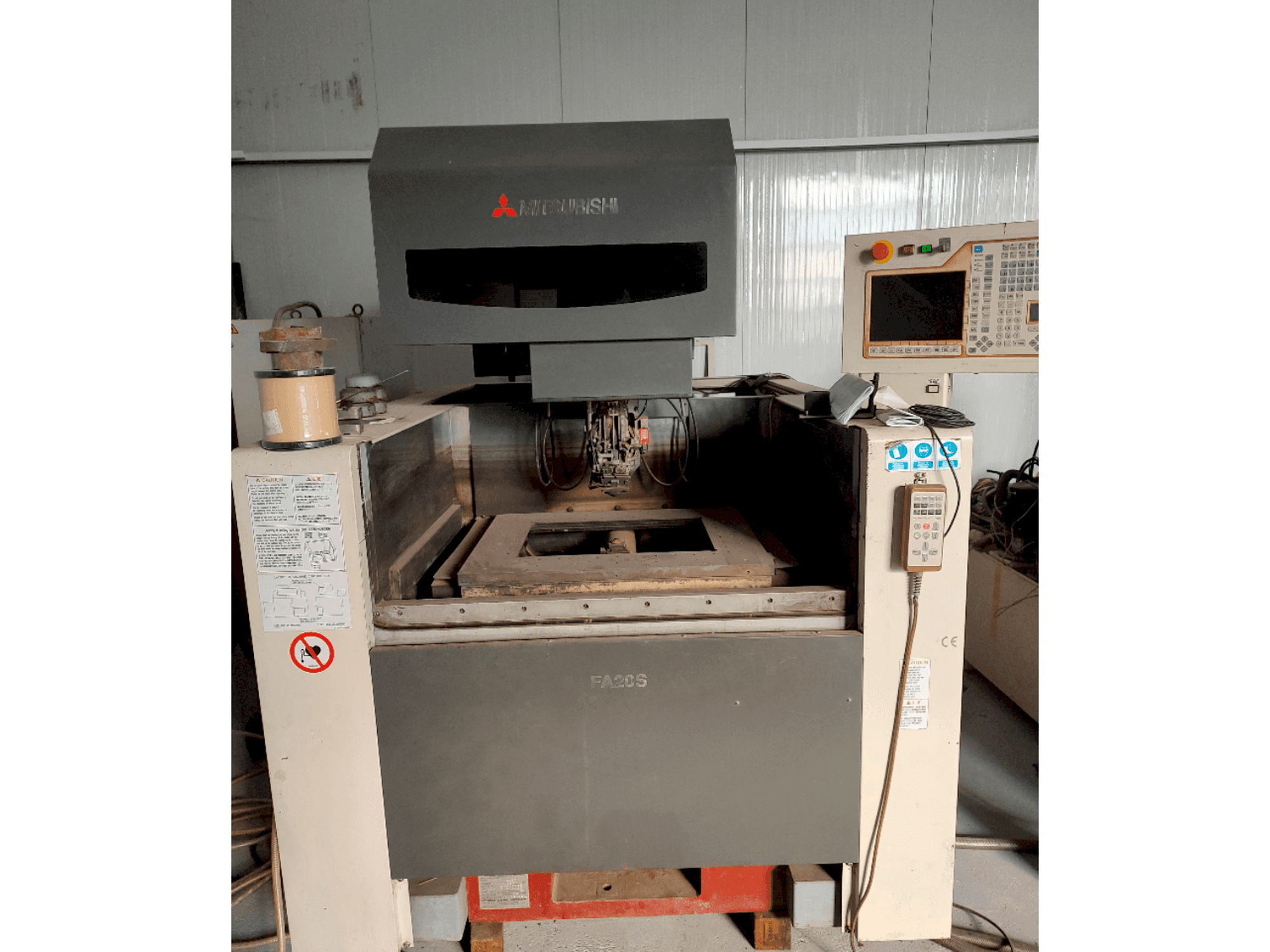 Makine Mitsubishi FA20SM - Önden görünüm