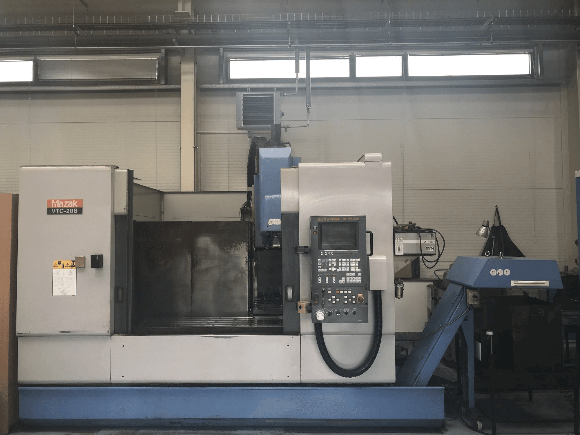 Makine Mazak VTC-20B - Önden görünüm