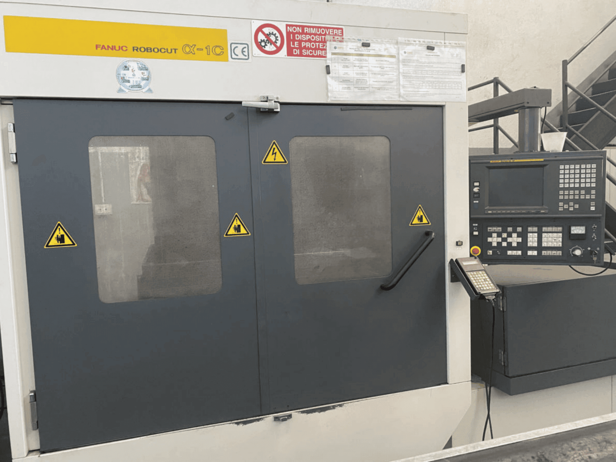 Makine FANUC Robocut alpha-1C - Önden görünüm