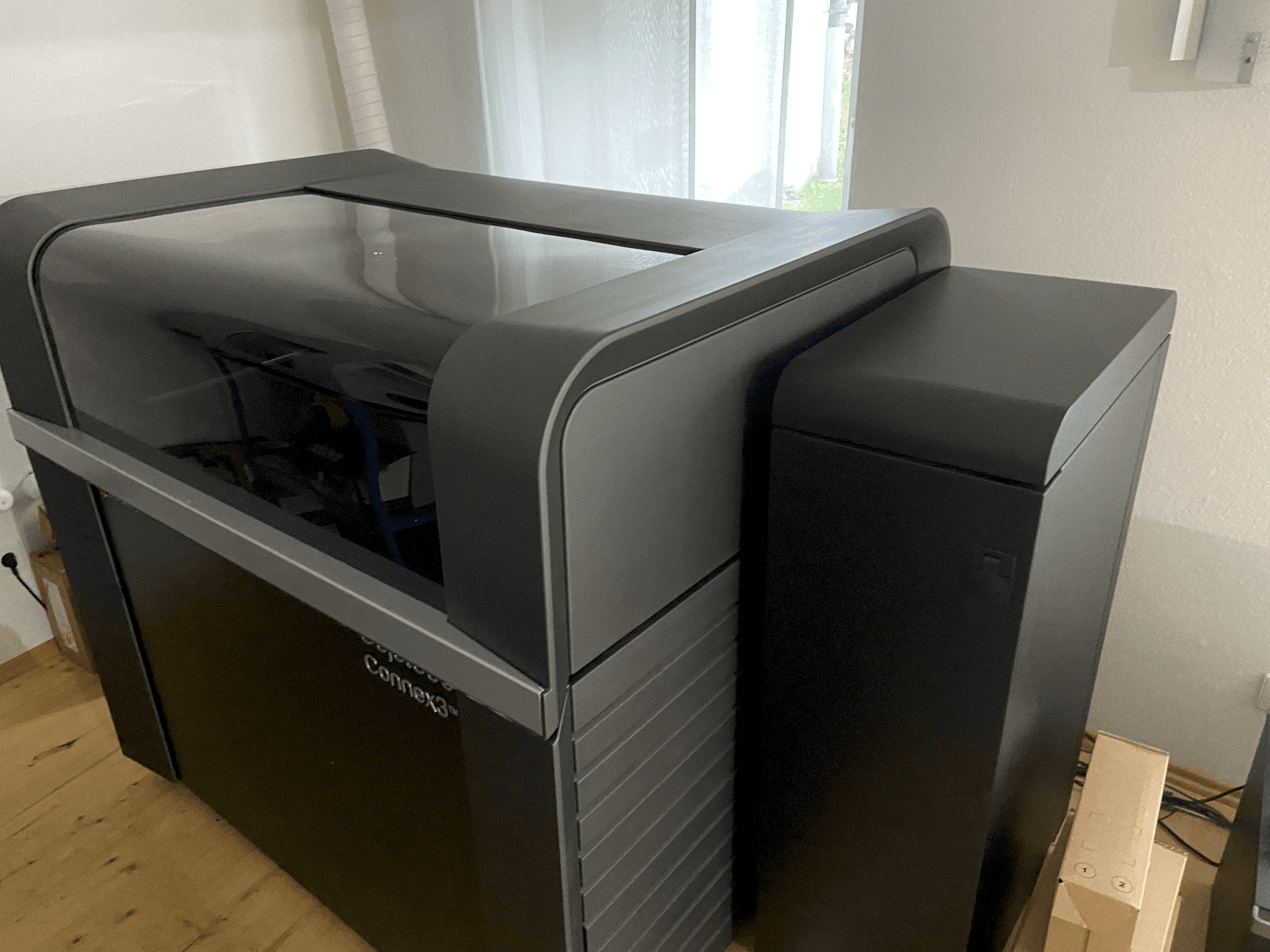 Makine Stratasys Objet500 Connex3 - Önden görünüm